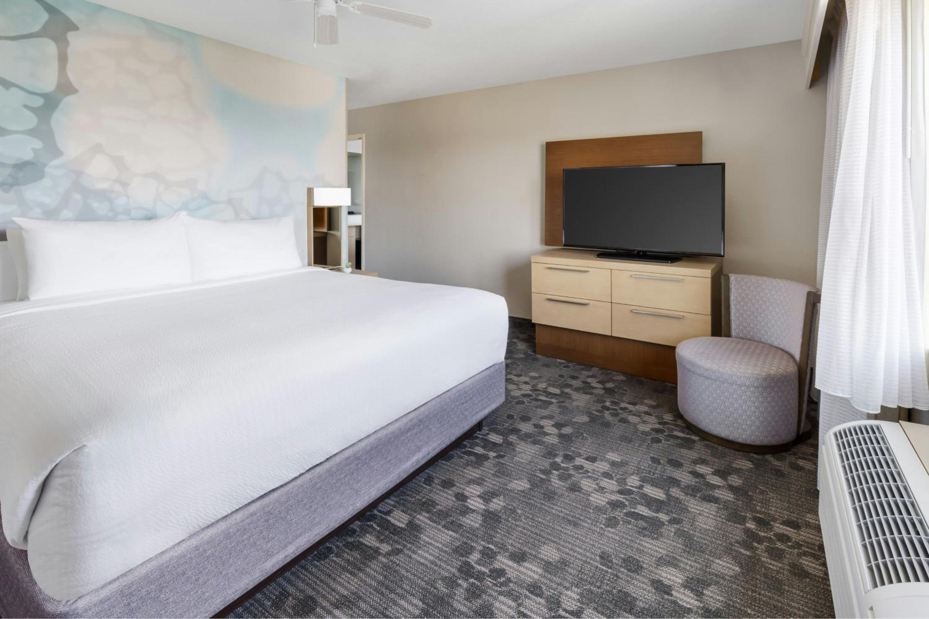 One-Bedroom King Suite with Sofa Bed - Hearing Accessible - Photo 10