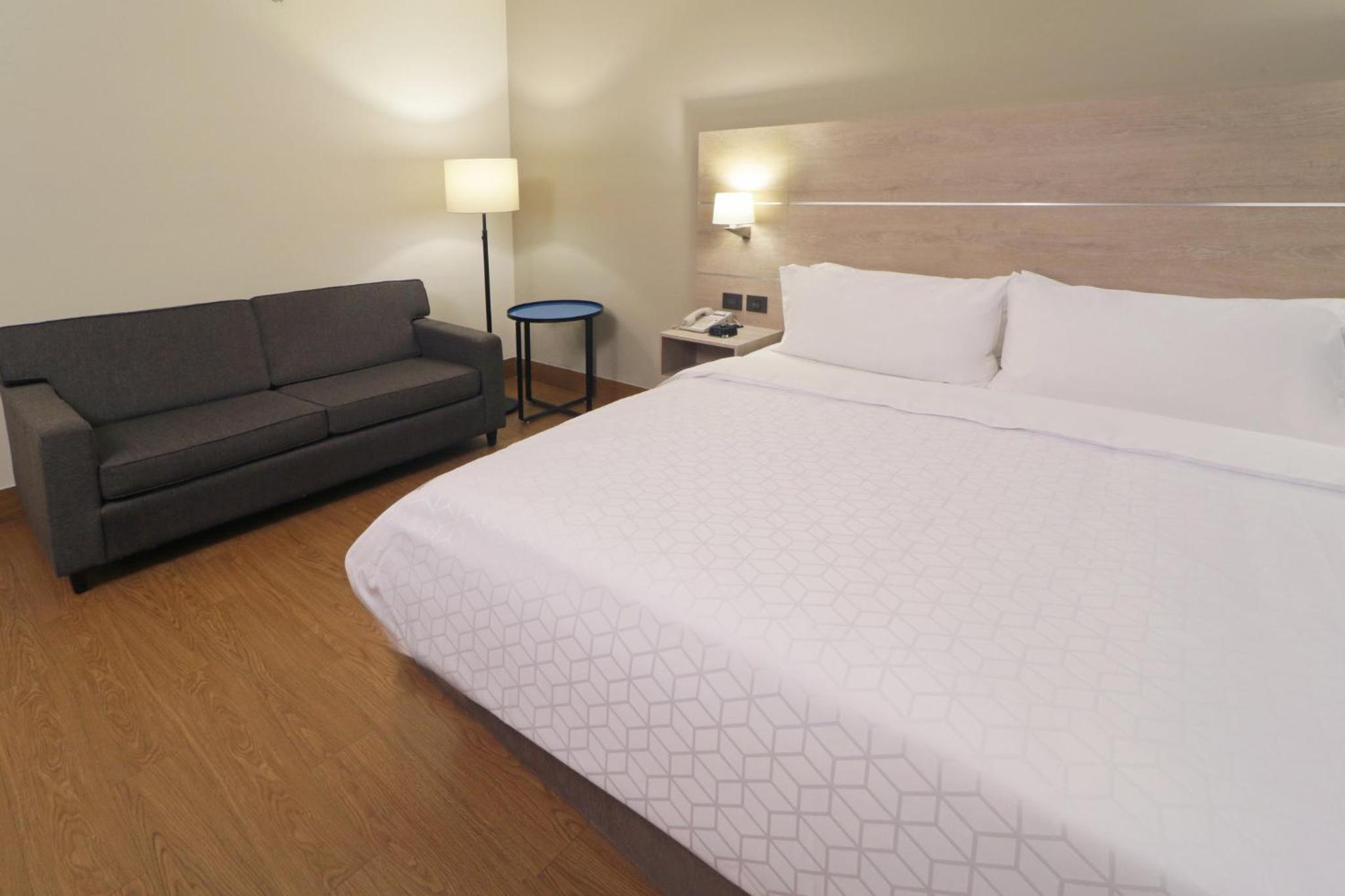Standard King Room - Accessible thumbnail 5