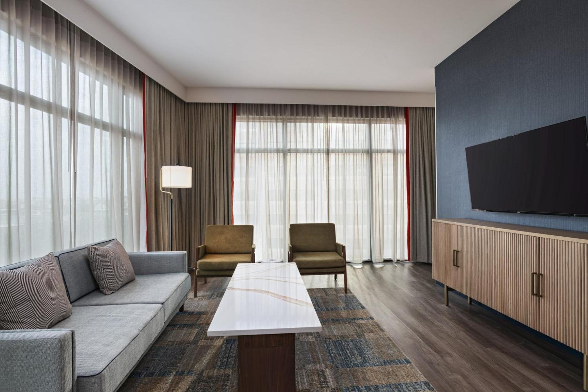 One-Bedroom King Suite with Canal View - Mobility Accessible - Photo 2