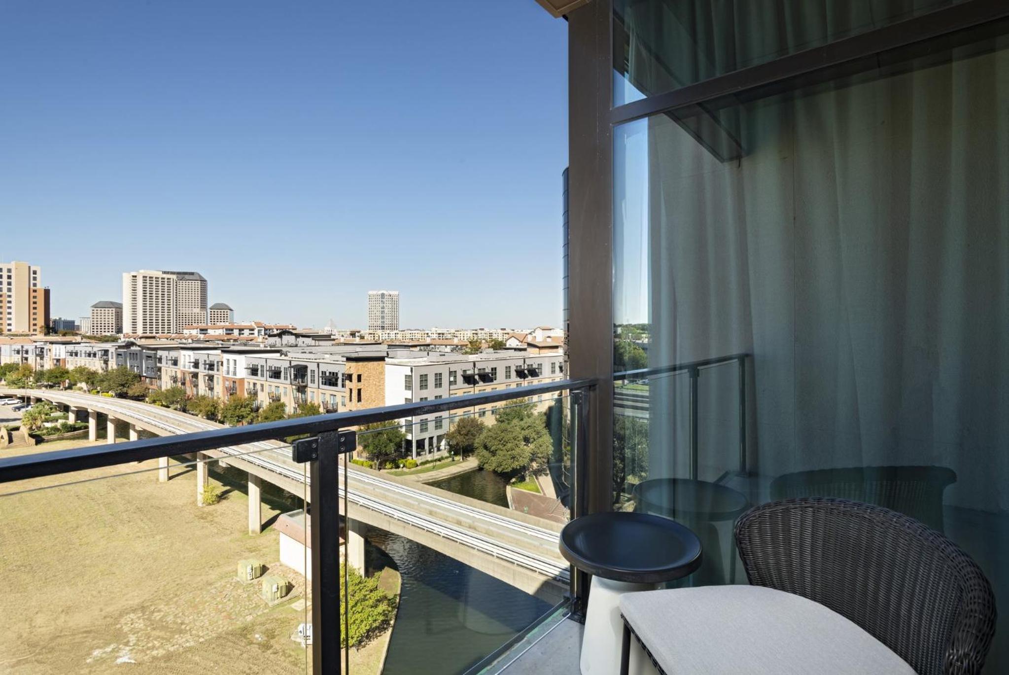 One-Bedroom King Suite with Canal View - Mobility Accessible - Photo 4