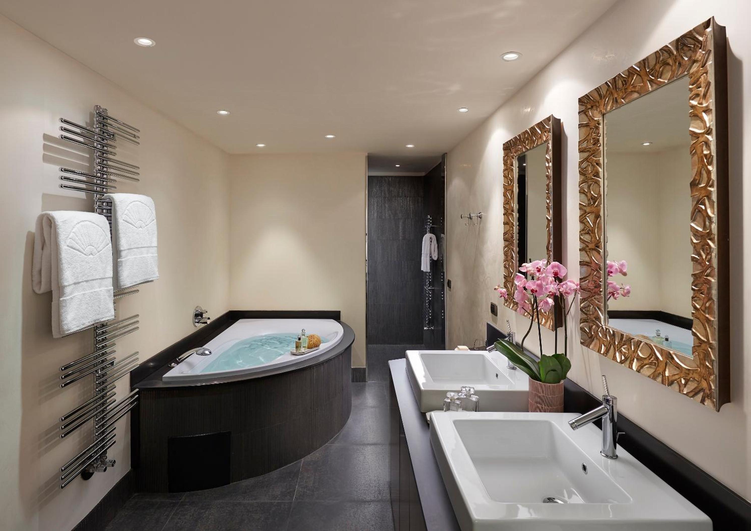 Two-Bedroom Suite with Lake View - Photo 2