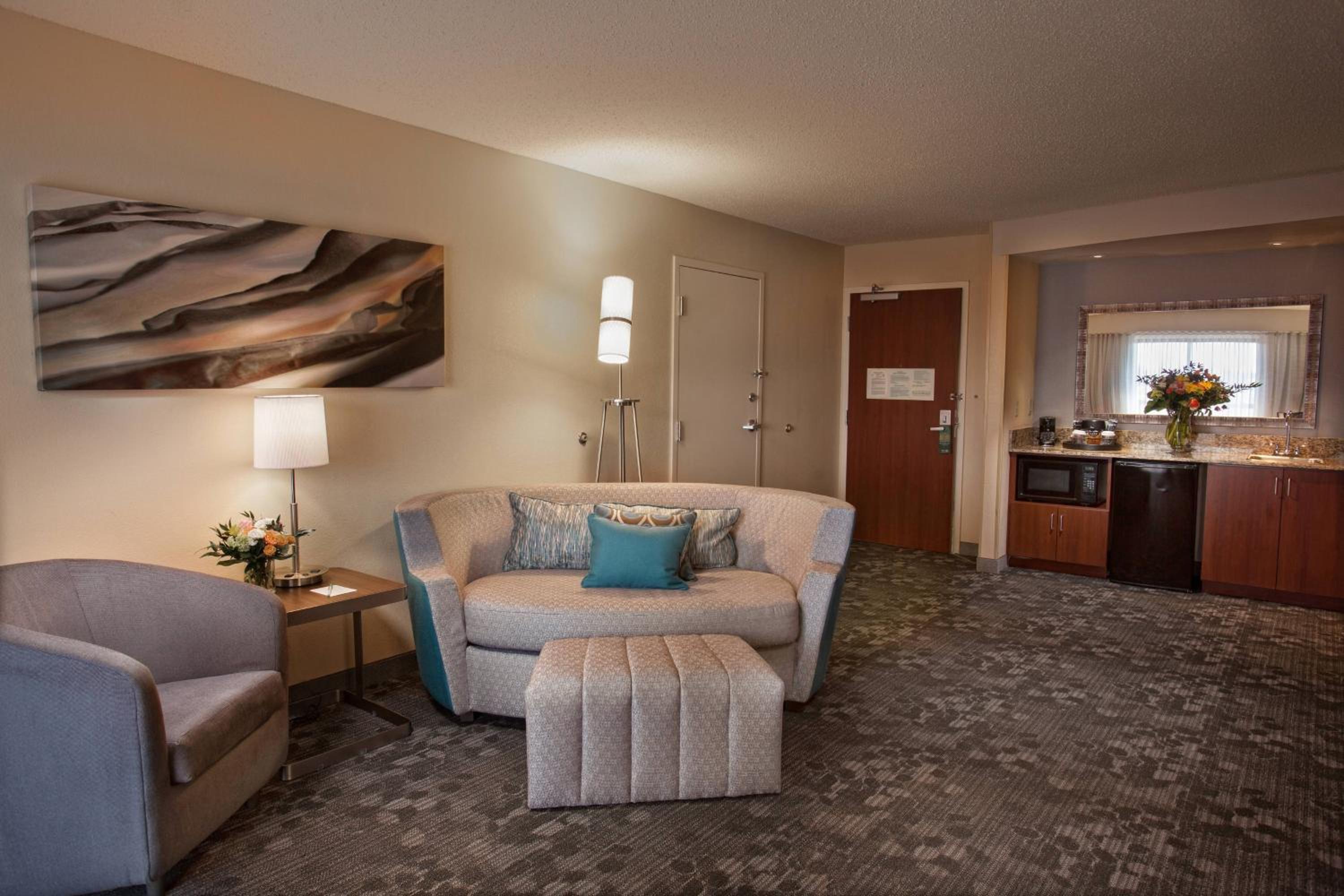 One-Bedroom Queen Suite with Sofa Bed/Courtyard View/Tub/Balcony - Mobility/Hearing Accessible