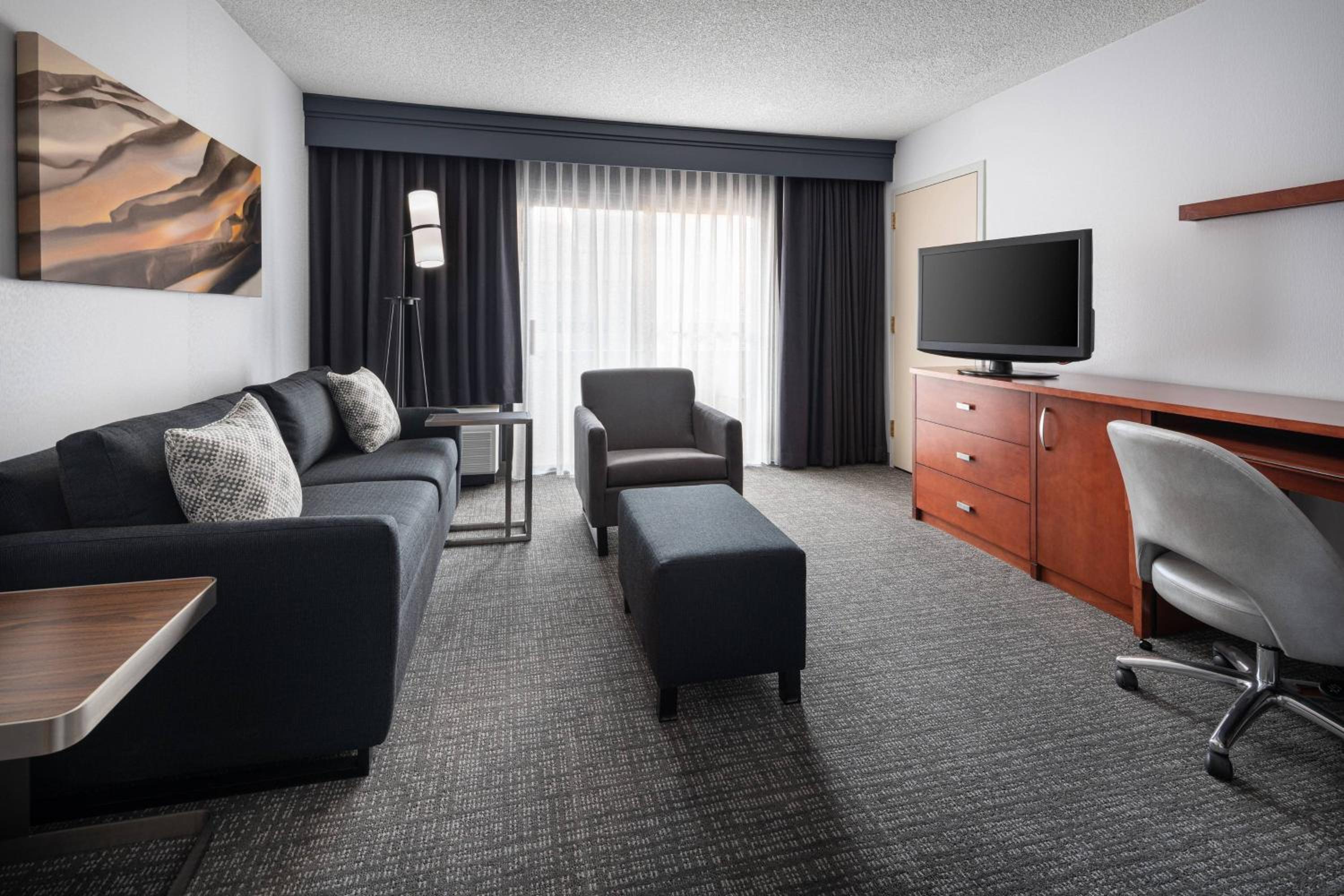 One-Bedroom King Suite with Sofa Bed  - Photo 2