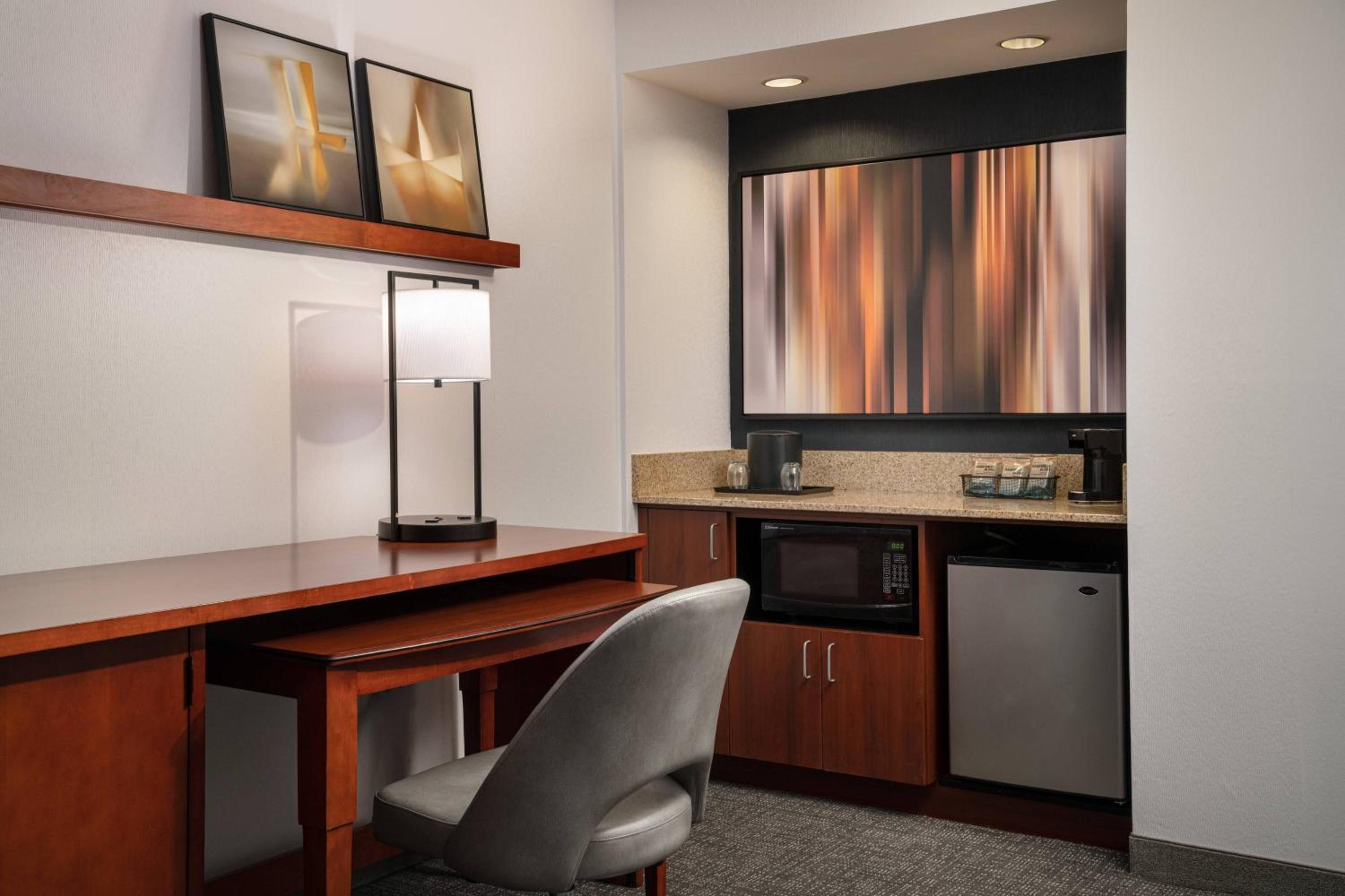 One-Bedroom King Suite with Sofa Bed  - Photo 3