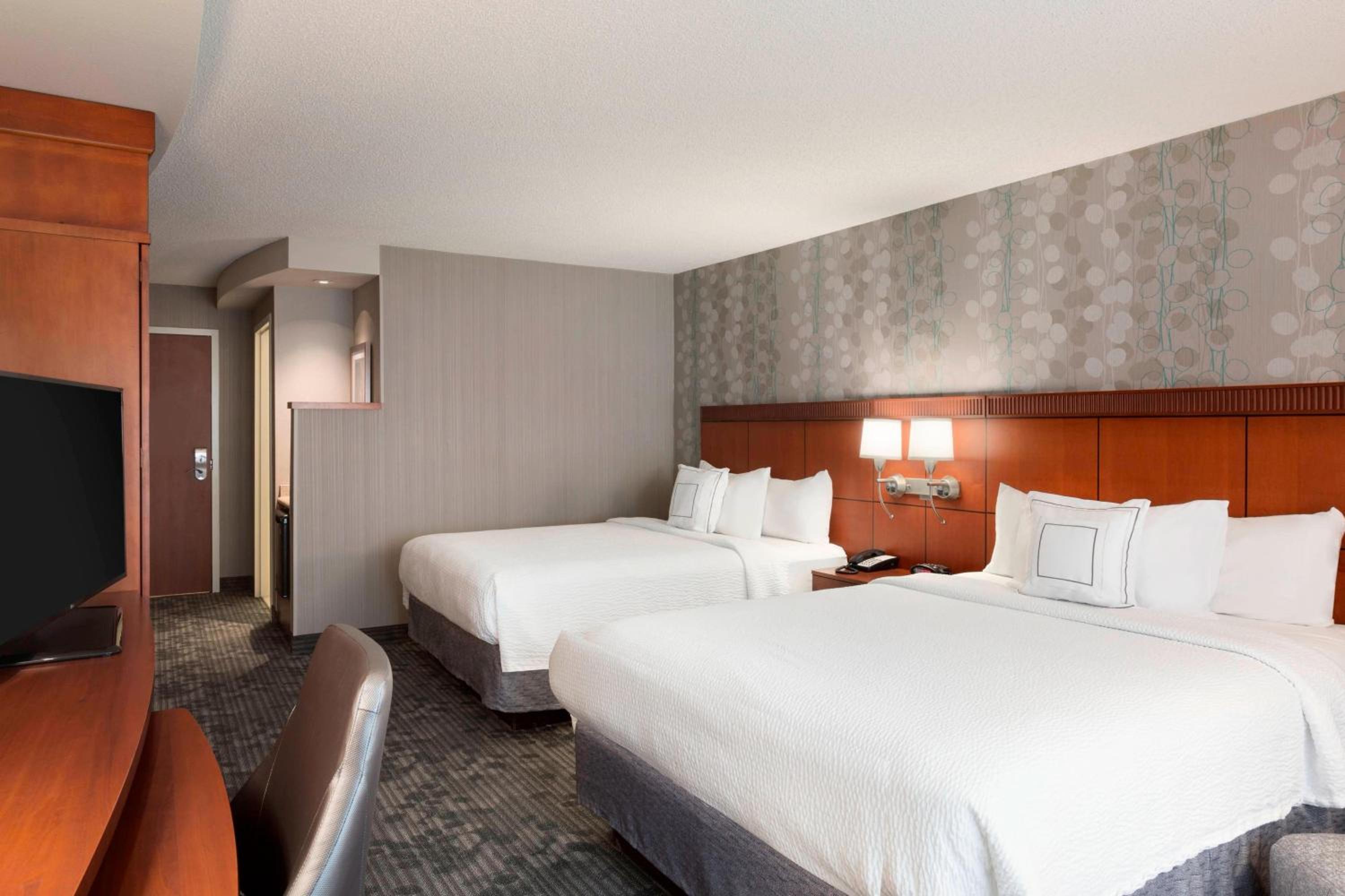 Queen Room with Two Queen Beds - Photo 1