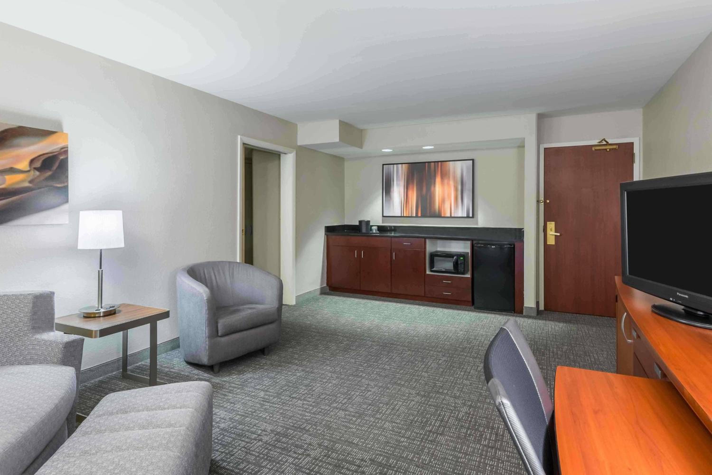 One-Bedroom King Suite with Sofa Bed and Balcony - Hearing Accessible photo 3