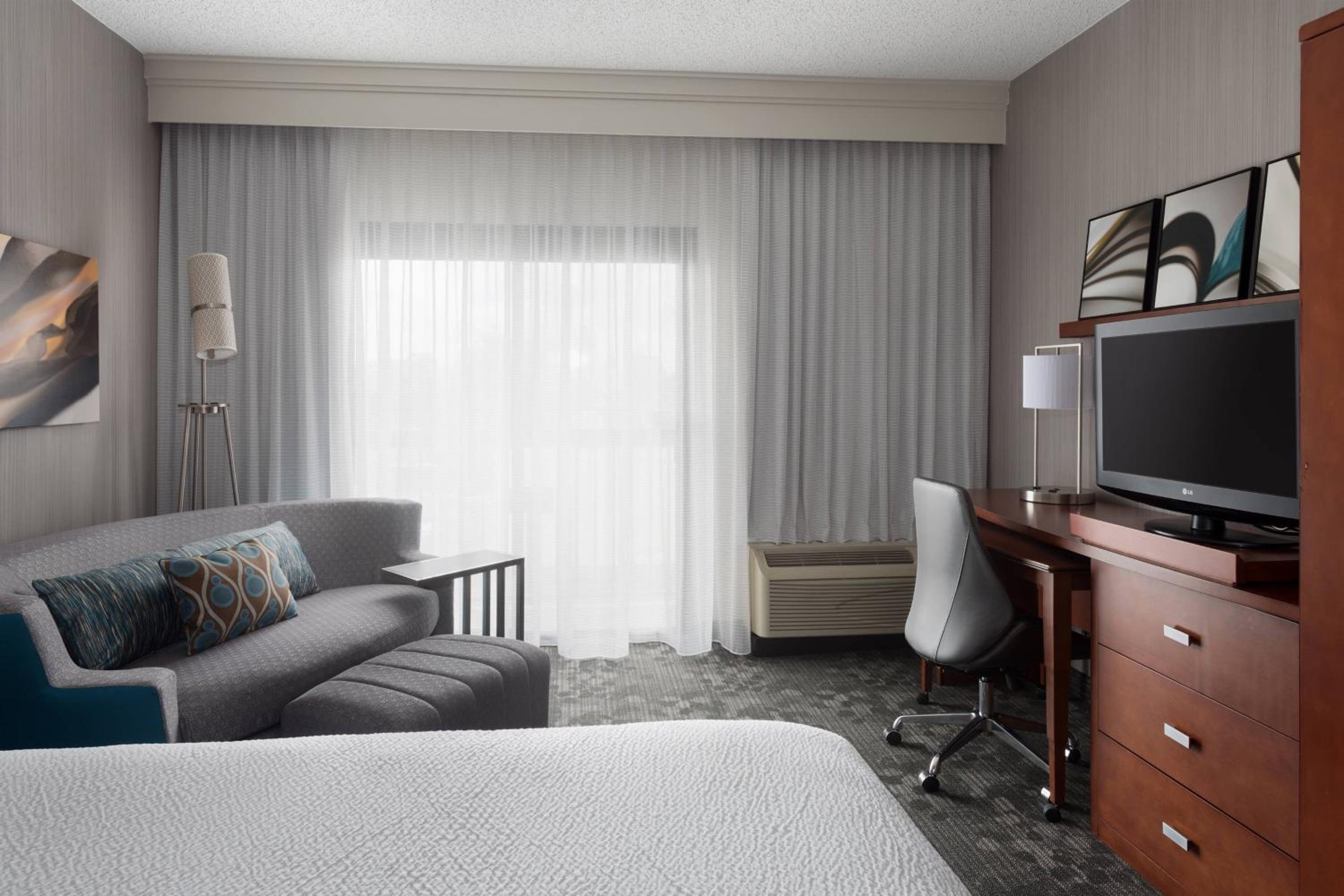 King Room with Sofa Bed - Photo 1