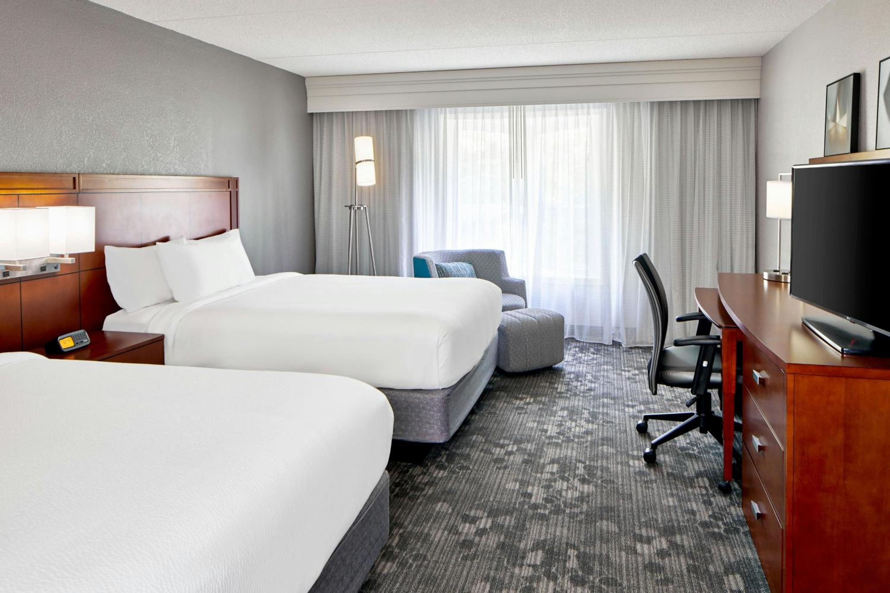 Queen Room with Two Queen Beds and Adapted Tub - Mobility Accessible - Photo 1