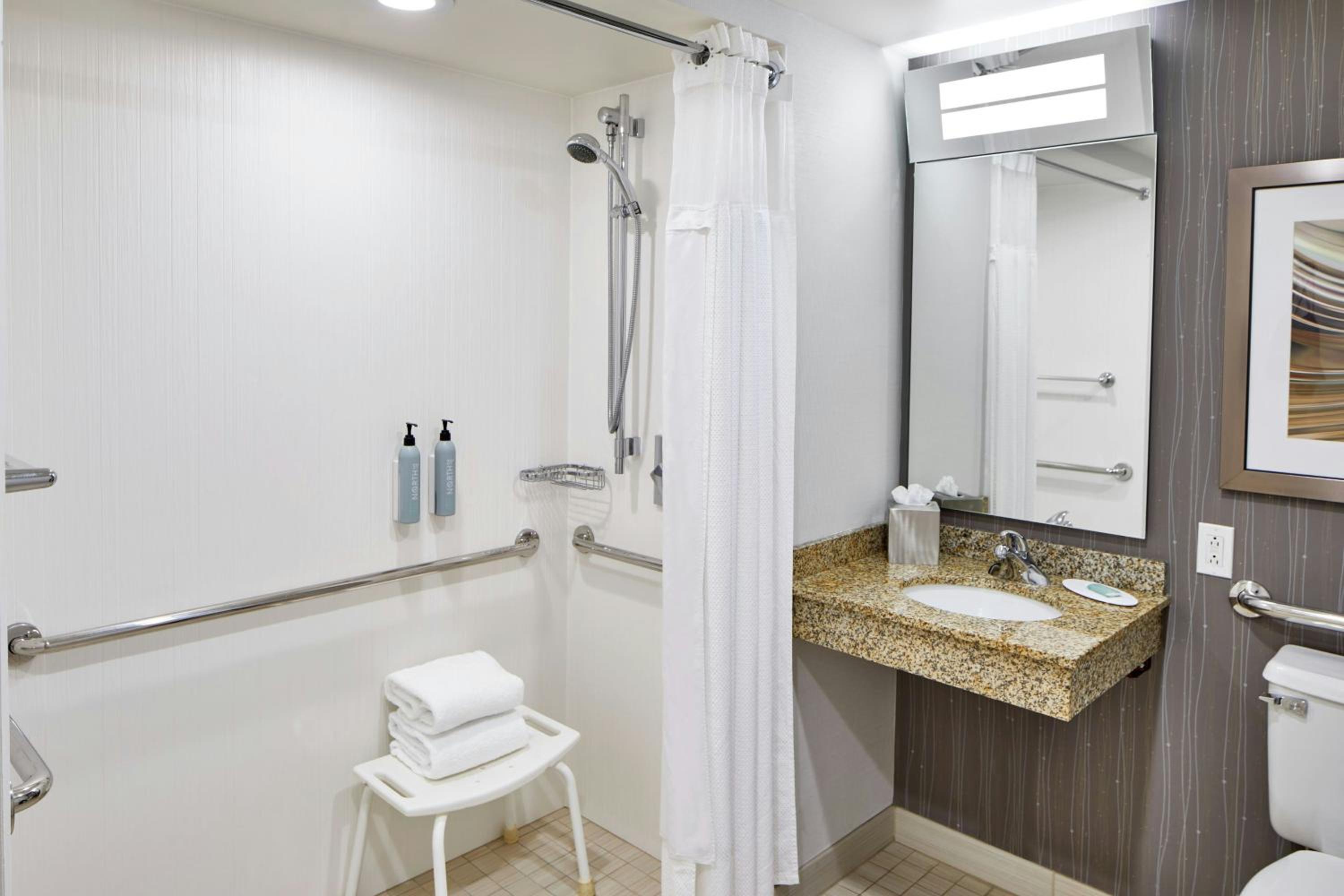 Queen Room with Two Queen Beds and Adapted Tub - Mobility Accessible - Photo 6
