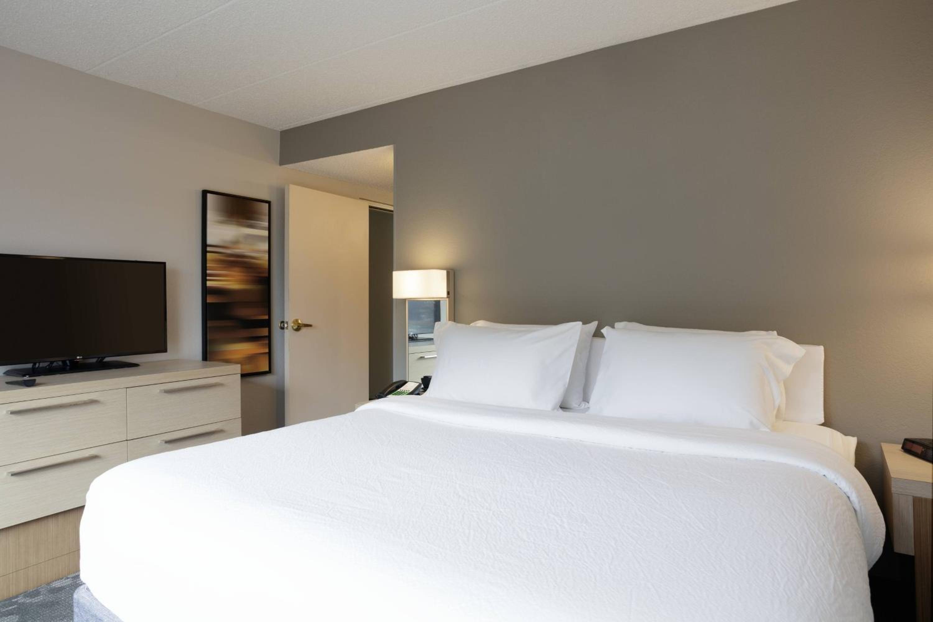 King Room with Adapted Tub - Mobility Accessible - Photo 1