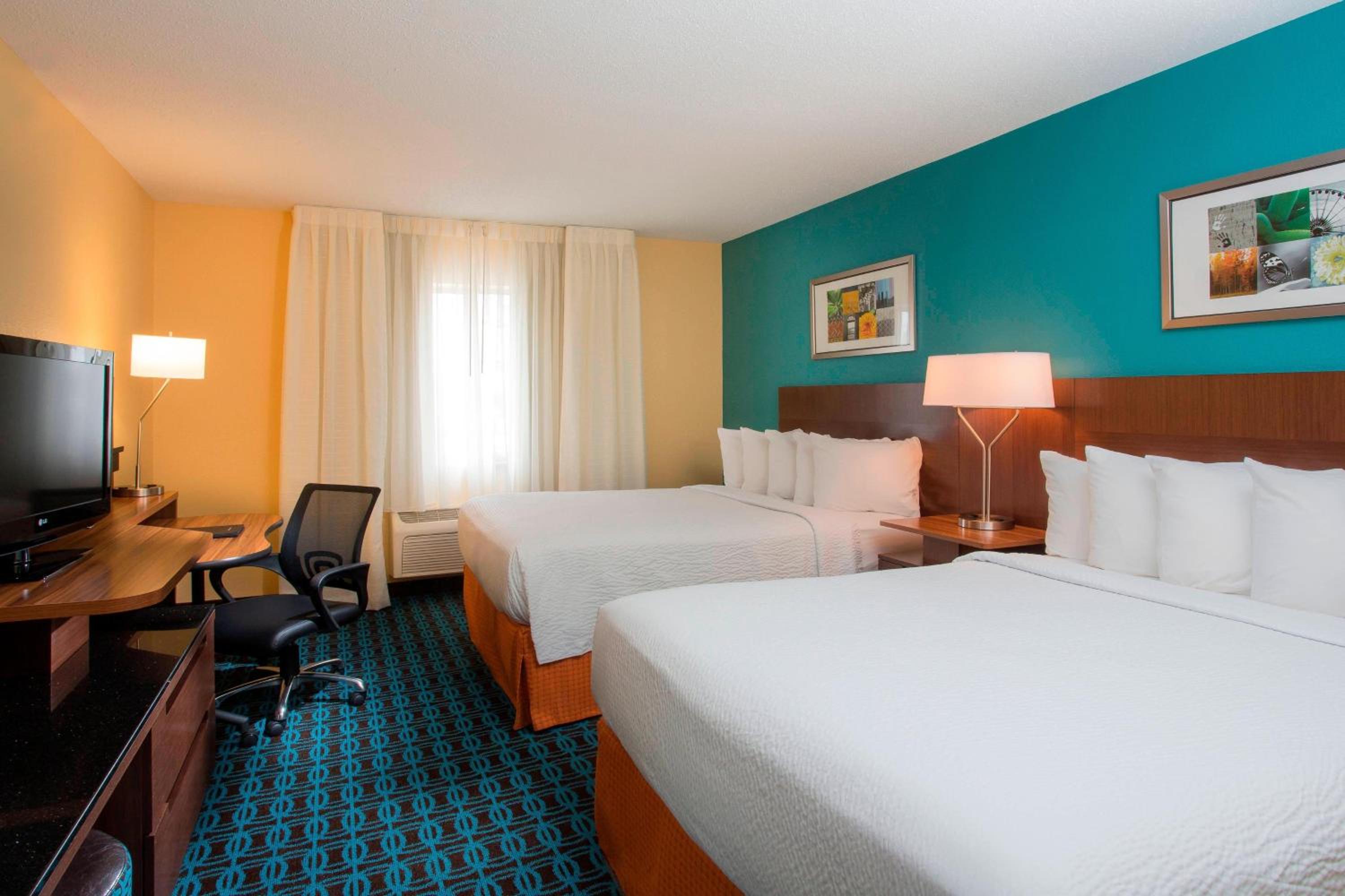 Queen Room with Two Queen Beds - Mobility/Hearing Accessible - Non-Smoking - Photo 2