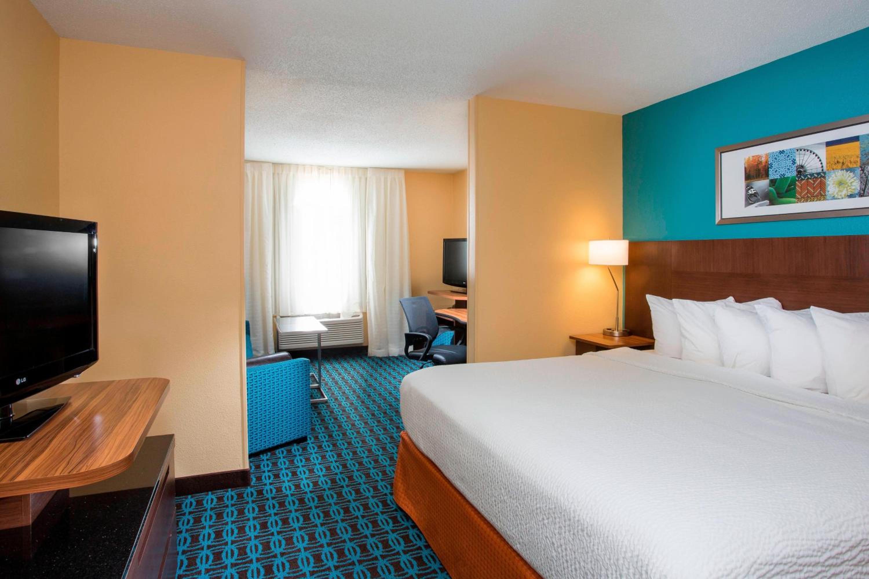 Executive King Suite - Non-Smoking - Photo 2