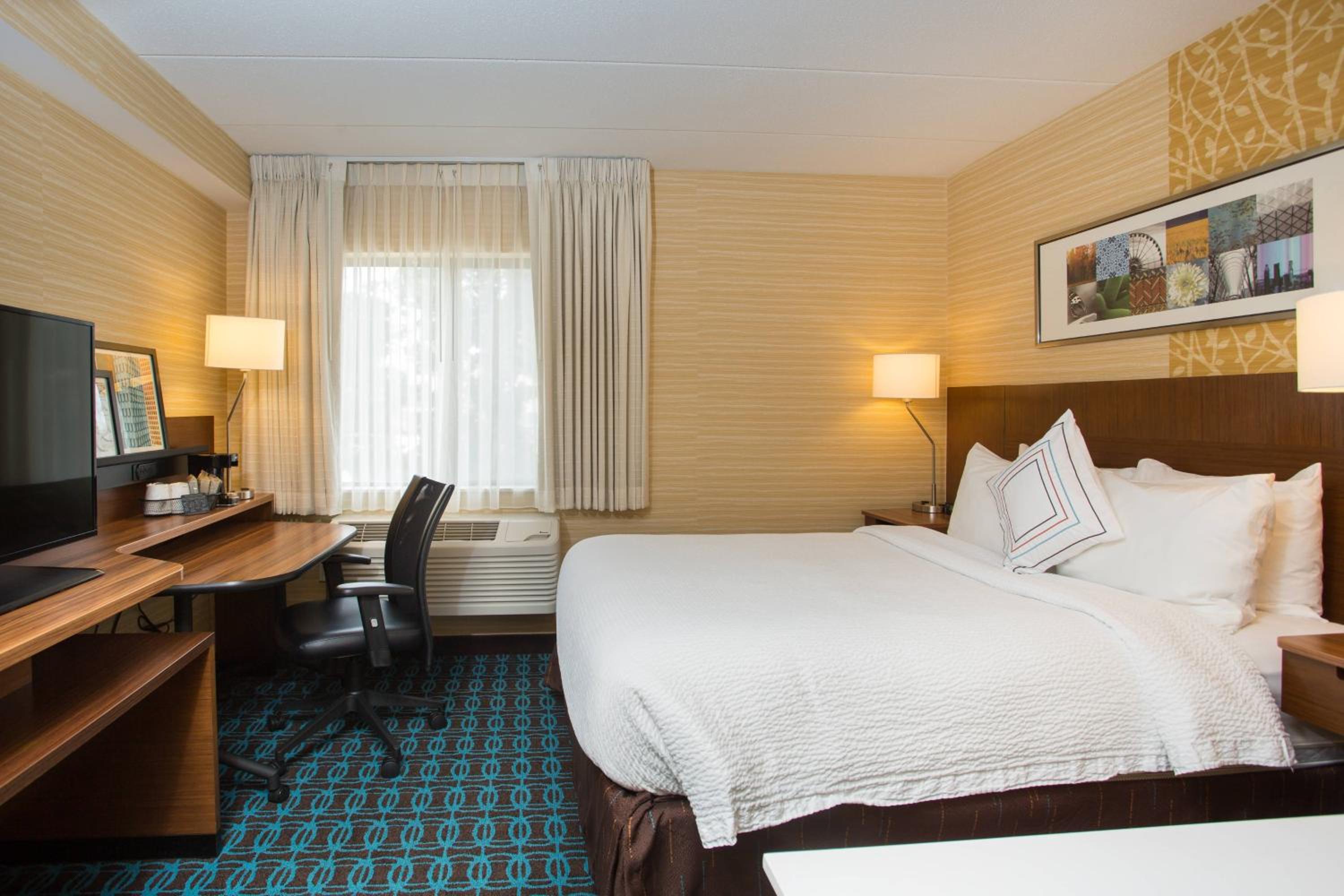 King Room with Transfer Shower - Mobility Accessible