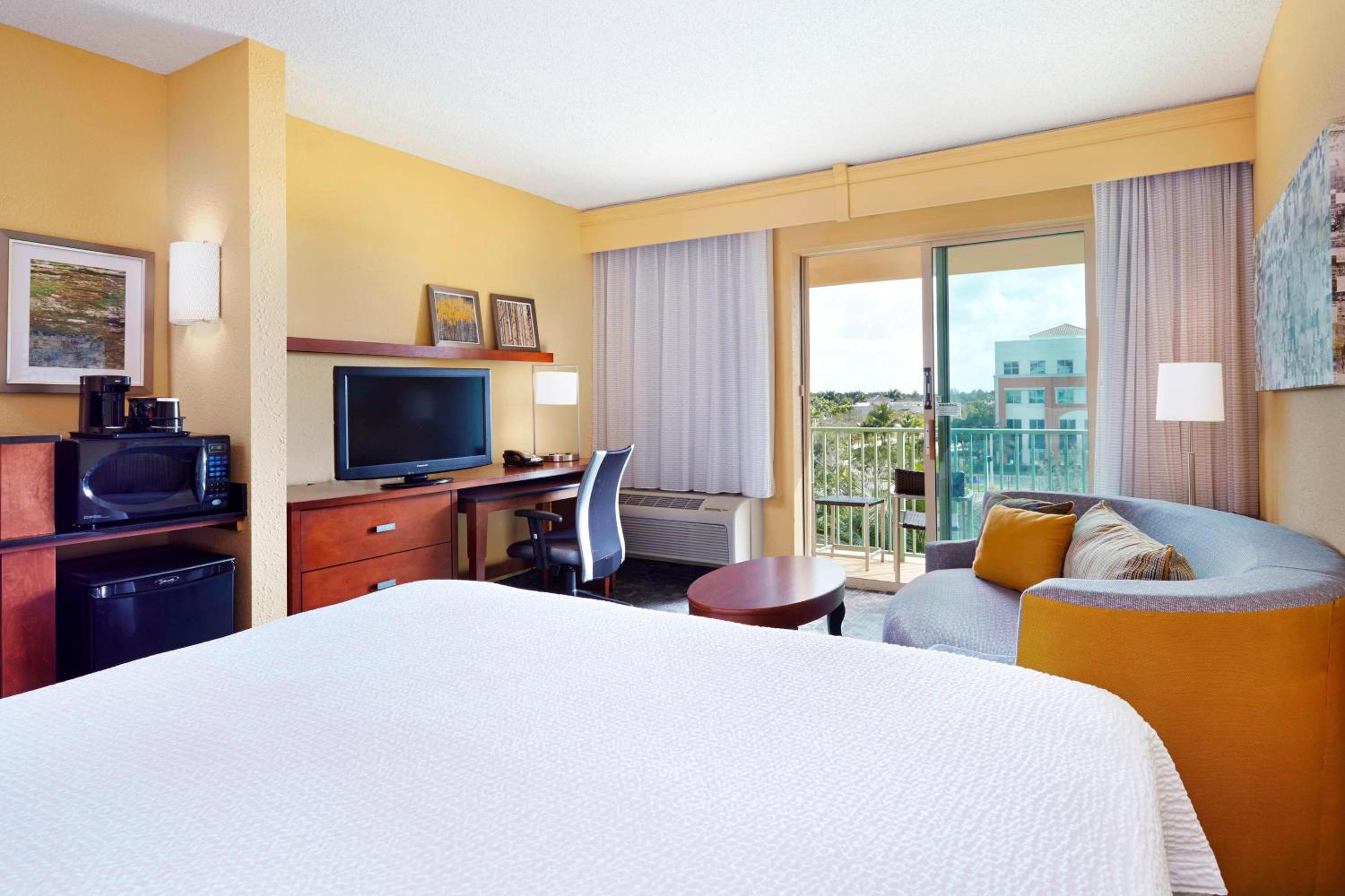 King Room with Balcony and Sofa Bed - Photo 8