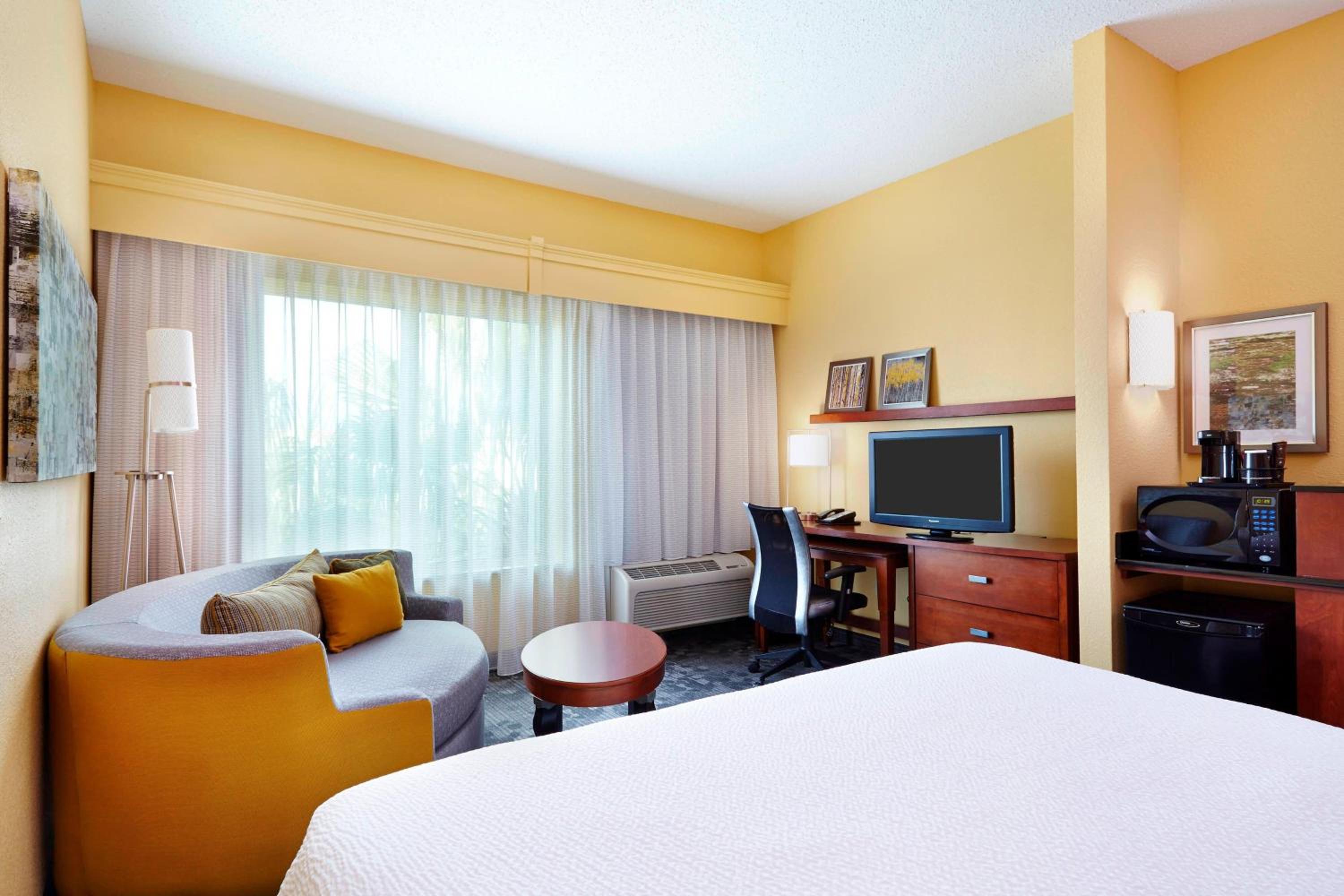 King Room with Sofa Bed - Hearing Accessible - Photo 9
