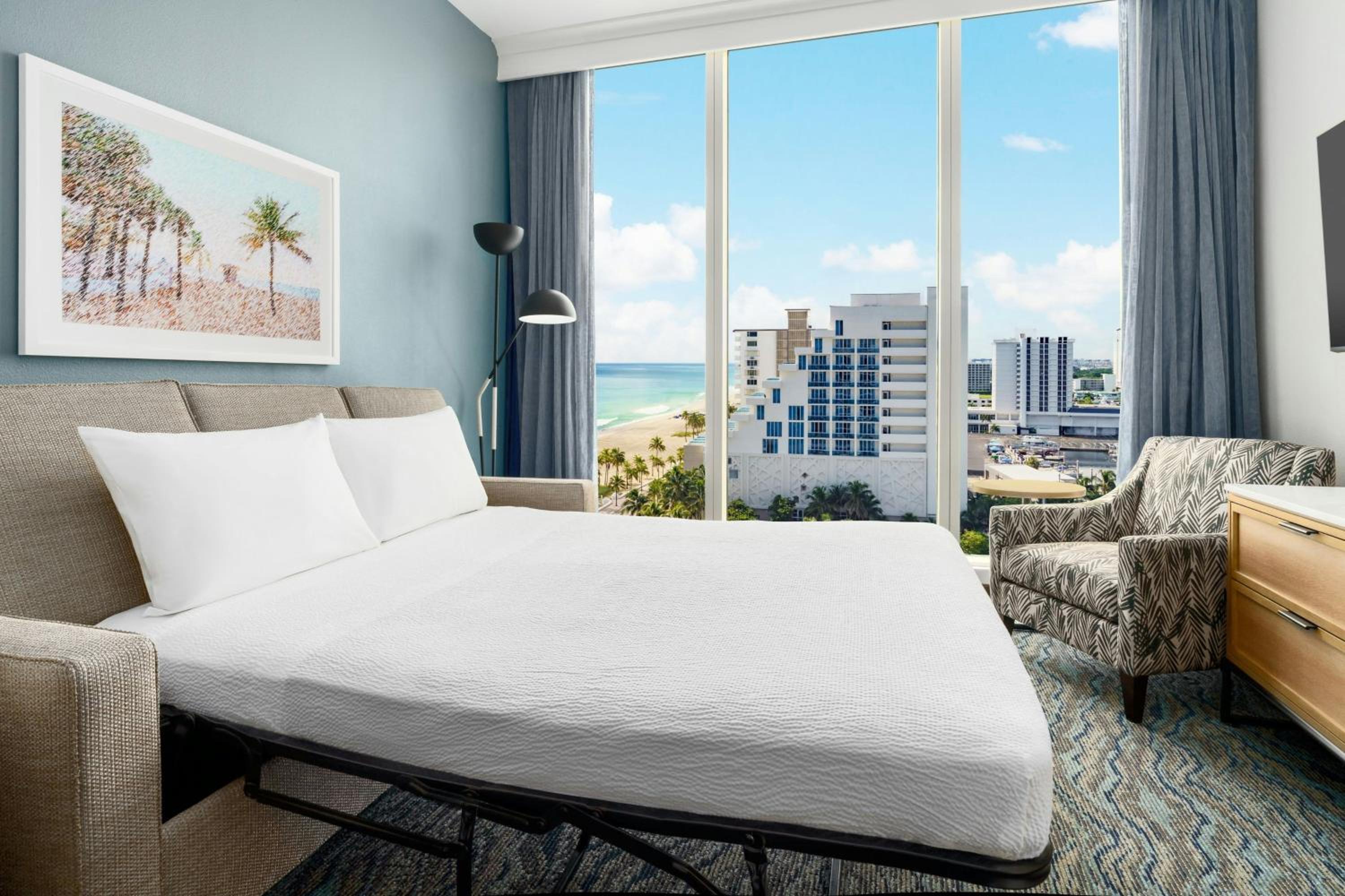 One-Bedroom King Suite with Partial Ocean View and Sofa Bed - Photo 3
