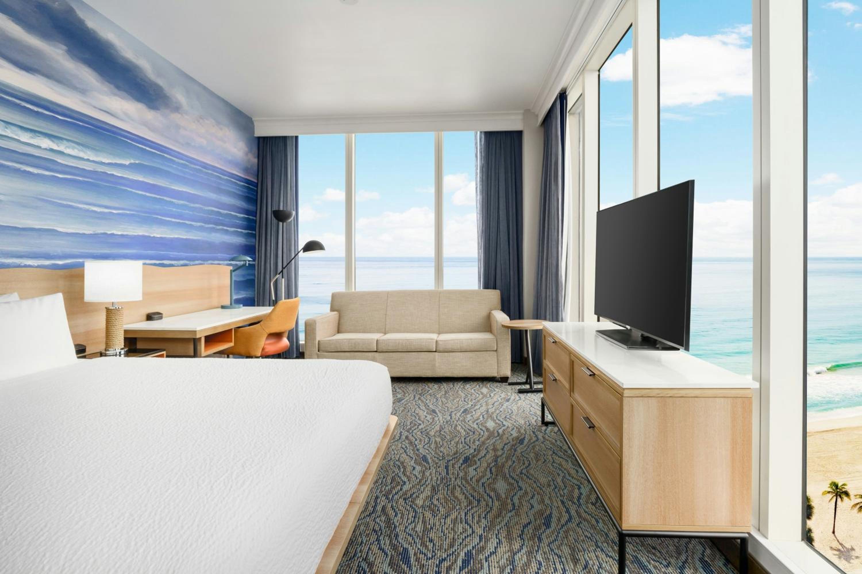 King Room with Oceanfront View, Sofa Bed and Windows on Two Sides - Photo 2