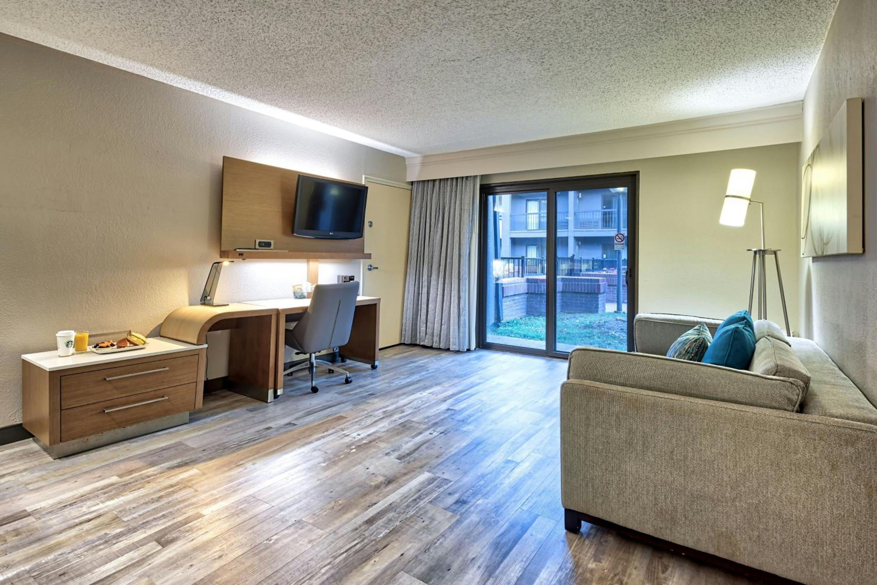 One-Bedroom Executive King Suite with Sofa Bed and Adapted Tub - Mobility and Hearing Accessible