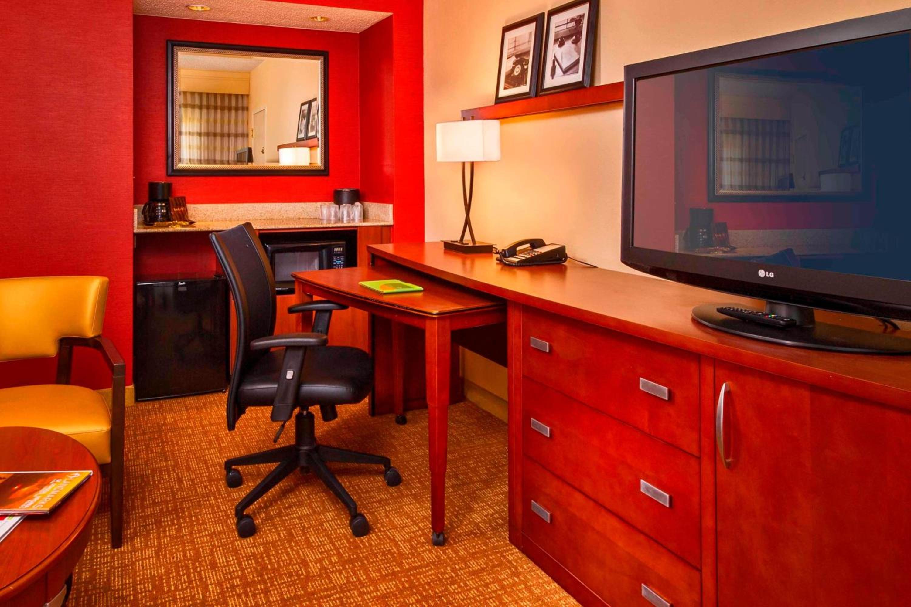 1 Bedroom Executive Suite, 1 King, Sofa bed (Mobility &amp; Hearing Accessible w/ Tub) - Photo 3