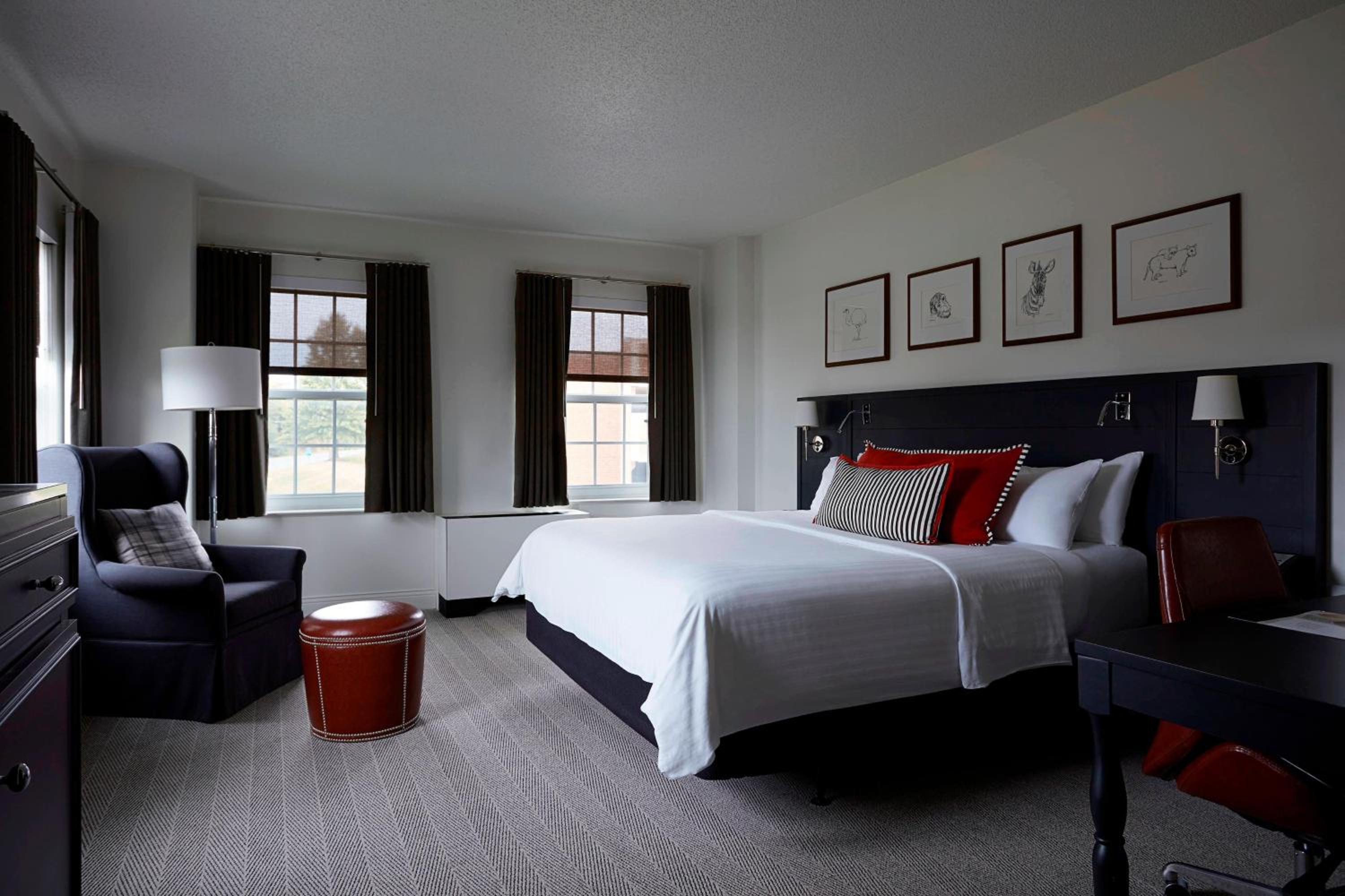 Deluxe King Room with Roll-in Shower - Mobility Accessible