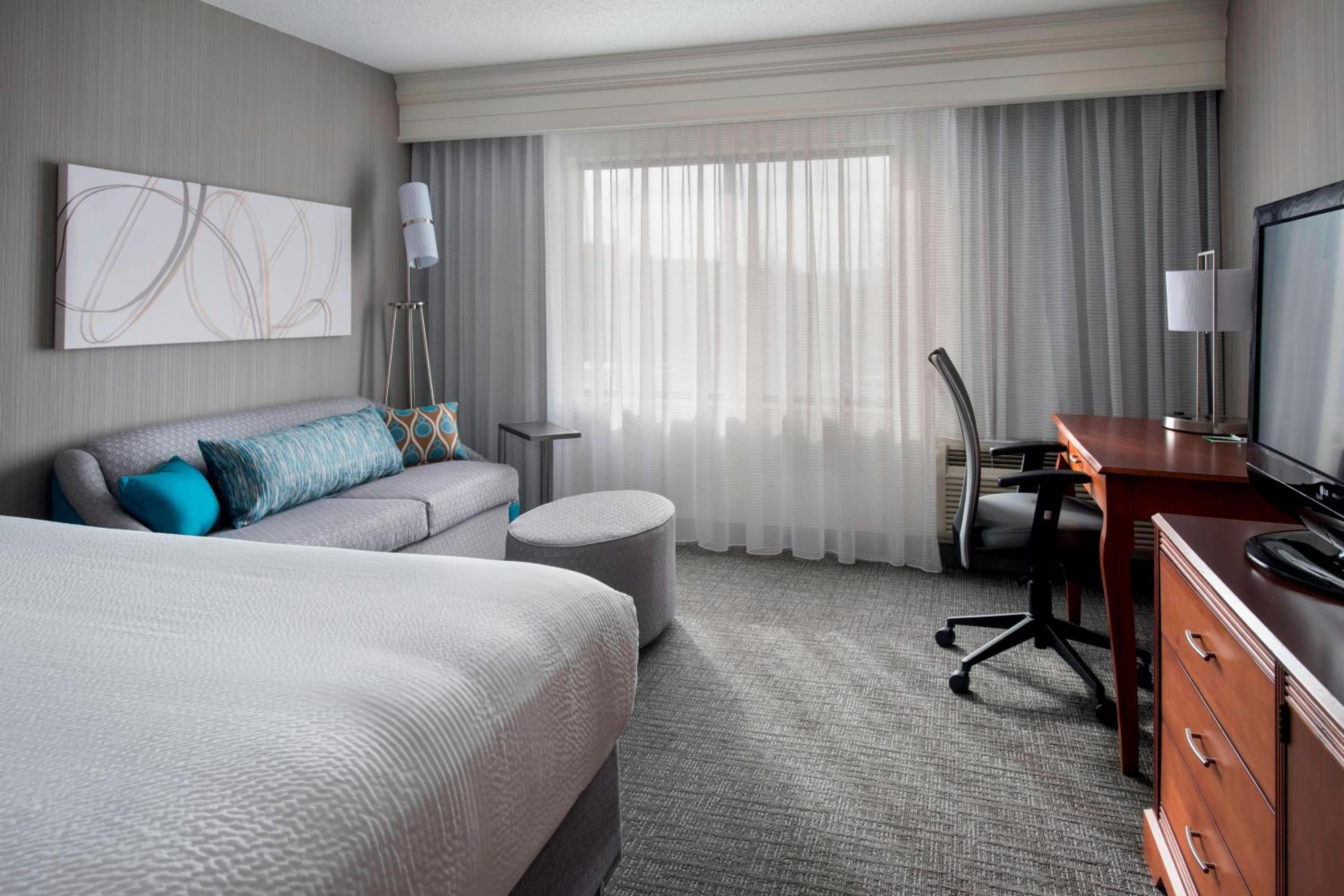 Queen Room with Two Queen Beds and Sofa Bed - Hearing Accessible - Photo 2