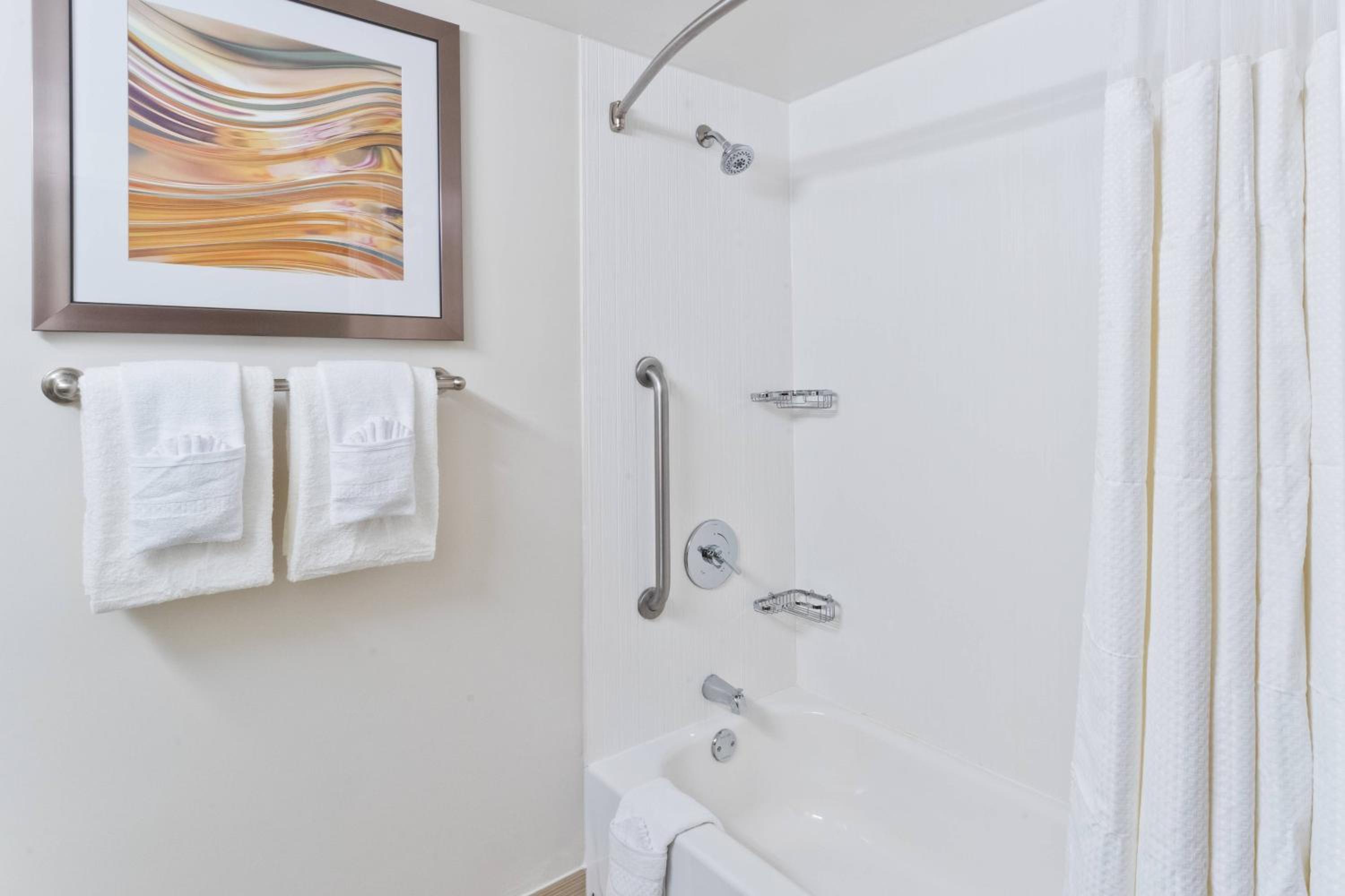 Double Room with Two Double Beds and Bathtub - Mobility Access/Hearing Accessible thumbnail 5