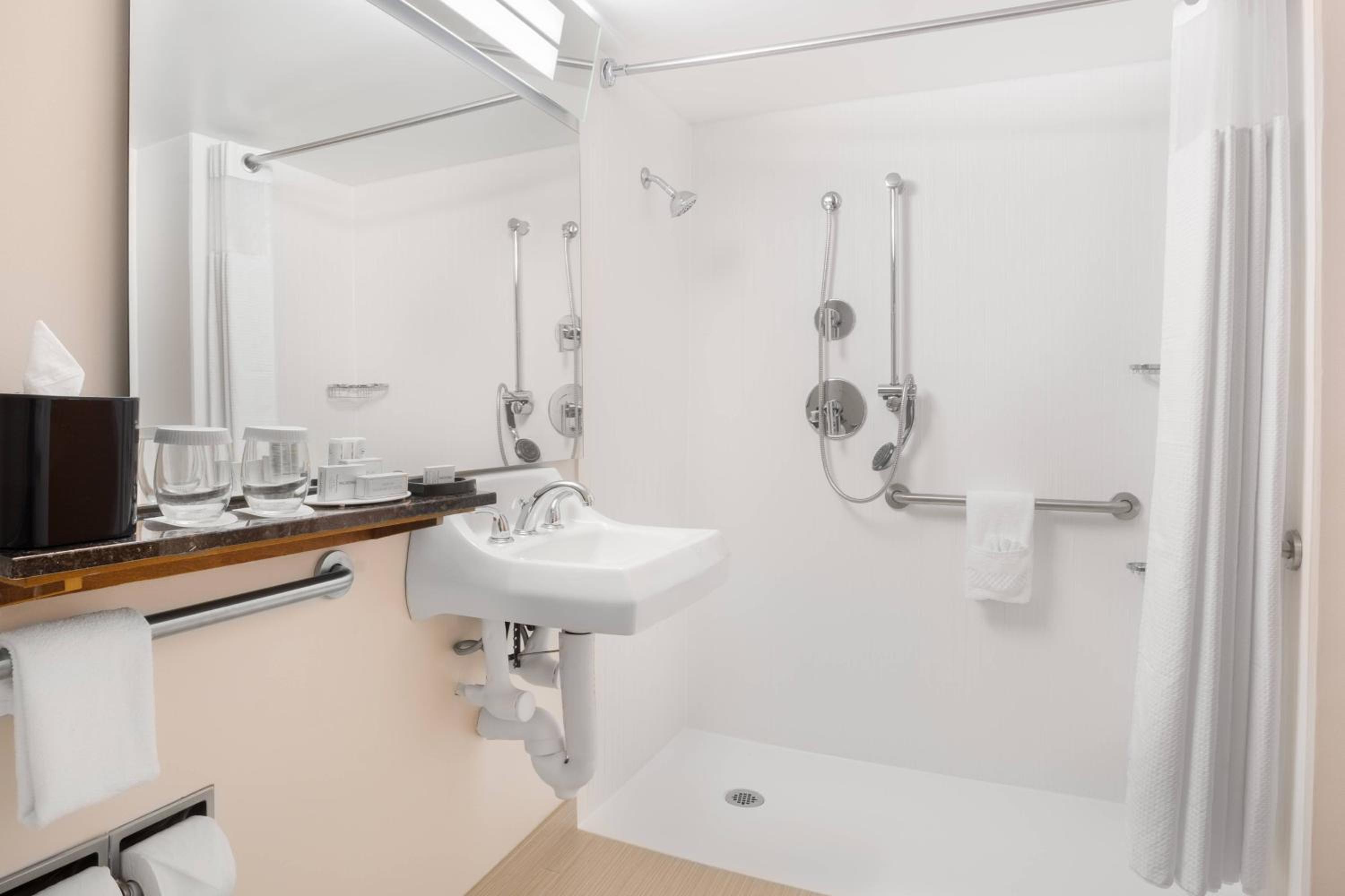 Double Room with Two Double Beds and Bathtub - Mobility Access/Hearing Accessible