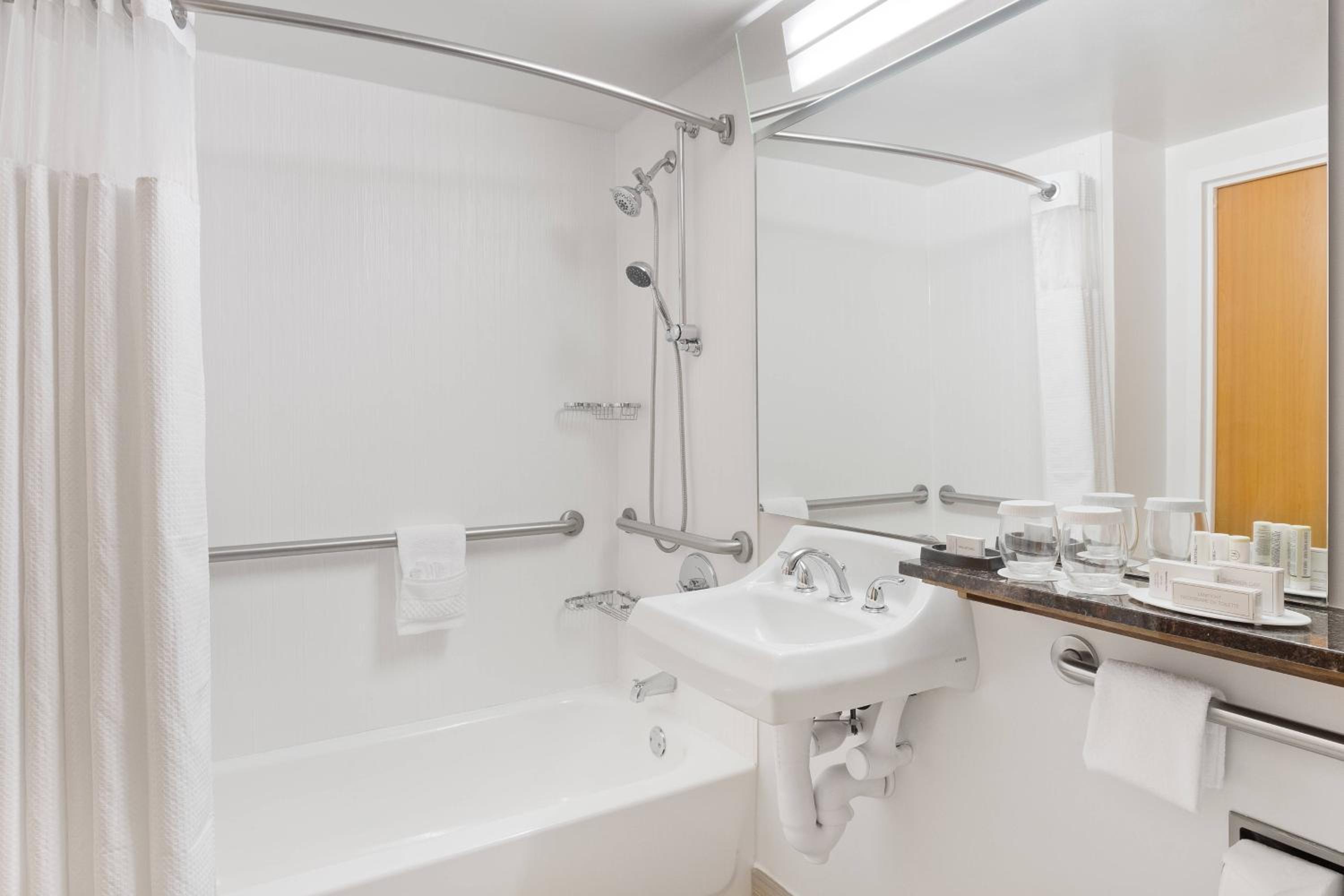 Double Room with Two Double Beds and Bathtub - Mobility Access/Hearing Accessible