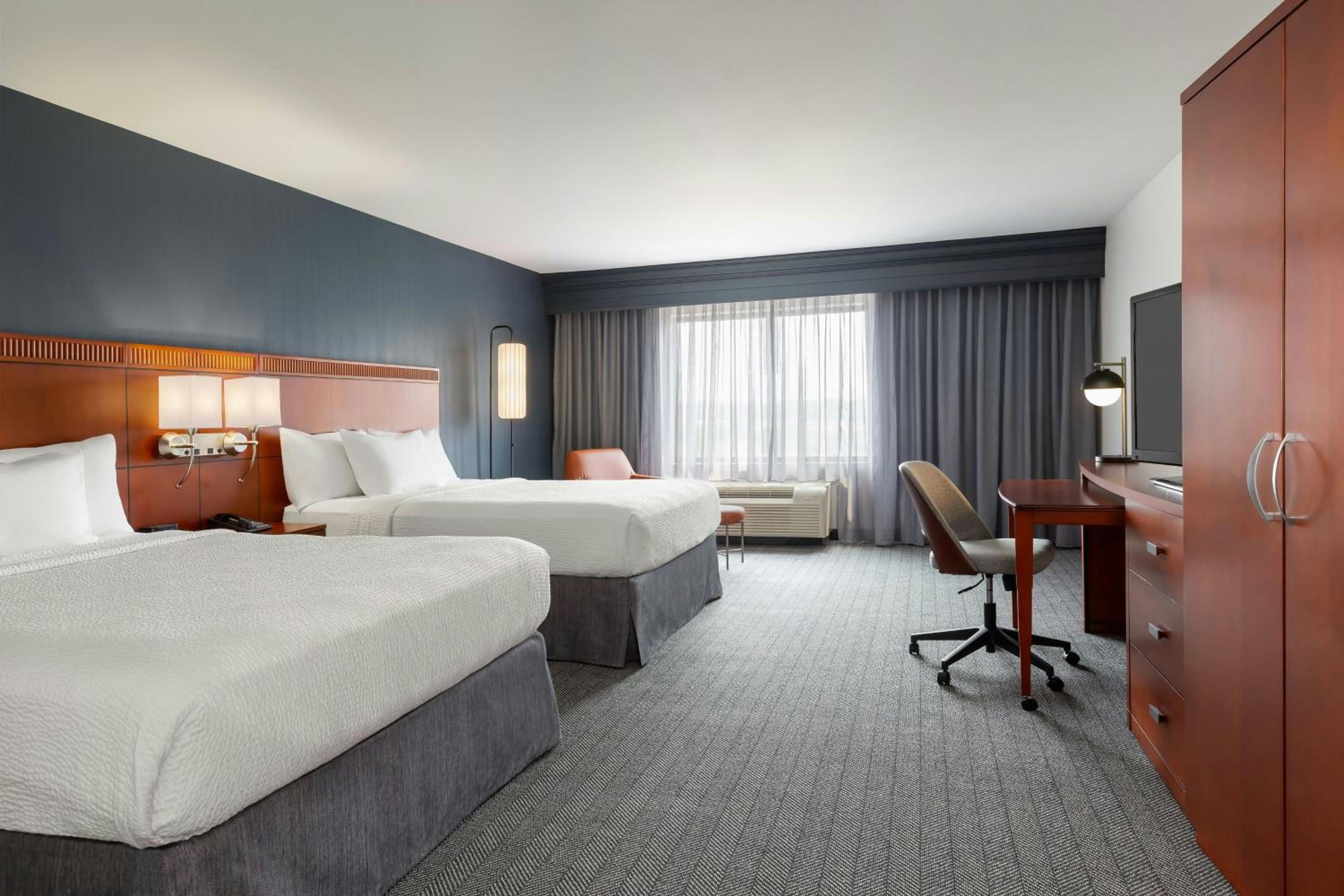 Newly Renovated Queen Room with Two Queen Beds and Adapted Tub - Mobility and Hearing Accessible photo 1