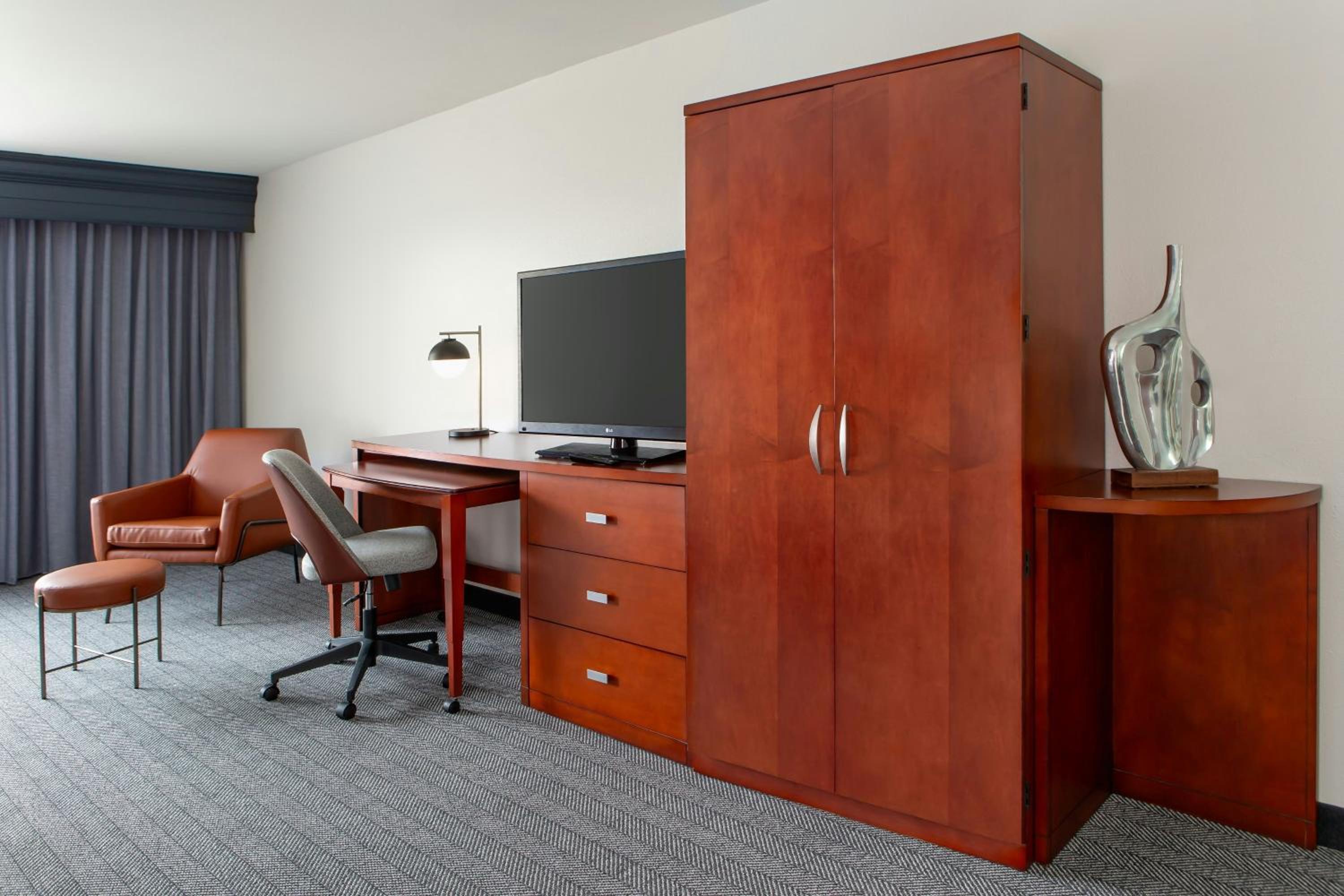 Newly Renovated Queen Room with Two Queen Beds and Adapted Tub - Mobility and Hearing Accessible photo 2