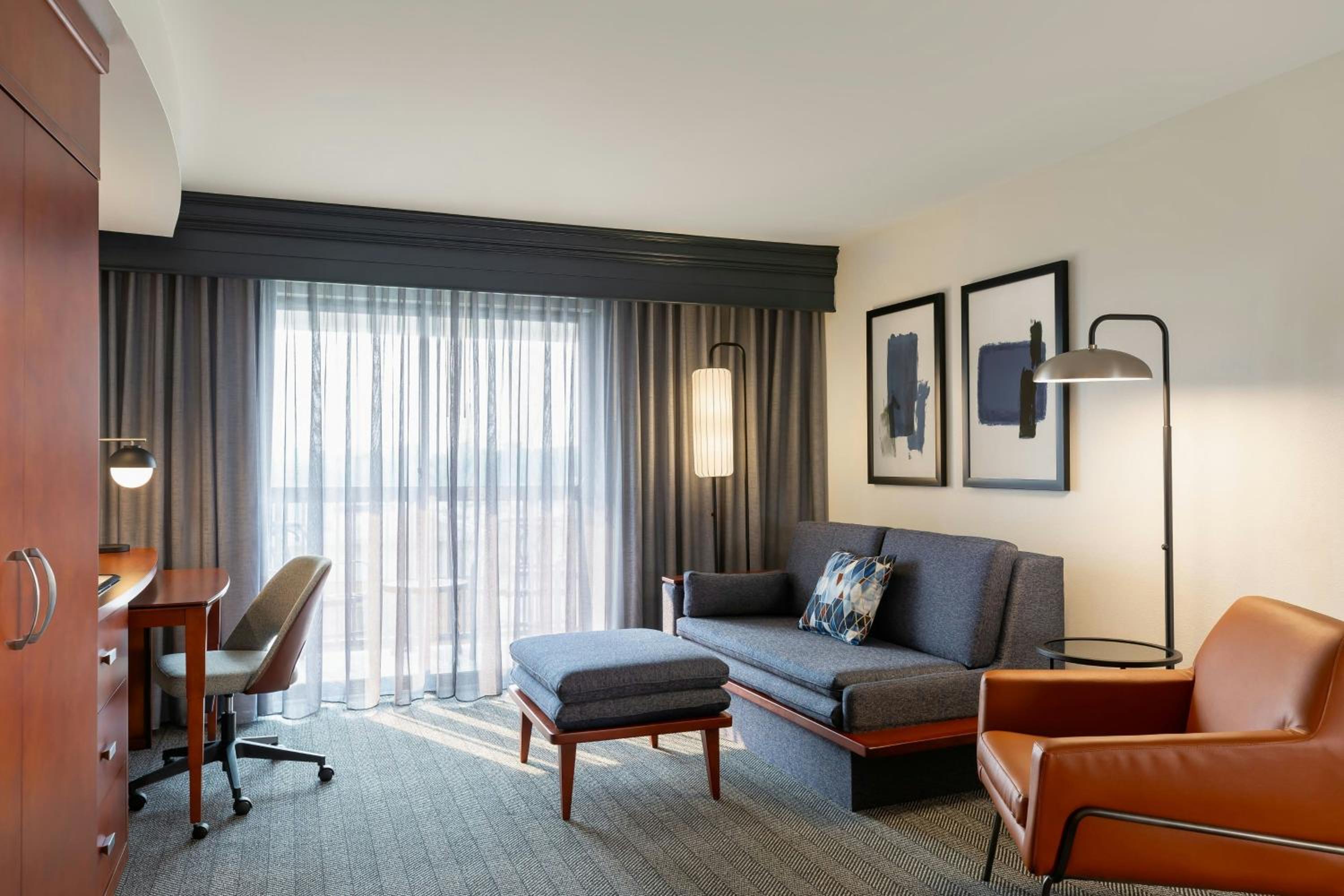 Newly Renovated King Room with Sofa Bed and Roll-In Shower - Mobility and Hearing Accessible, photo 7