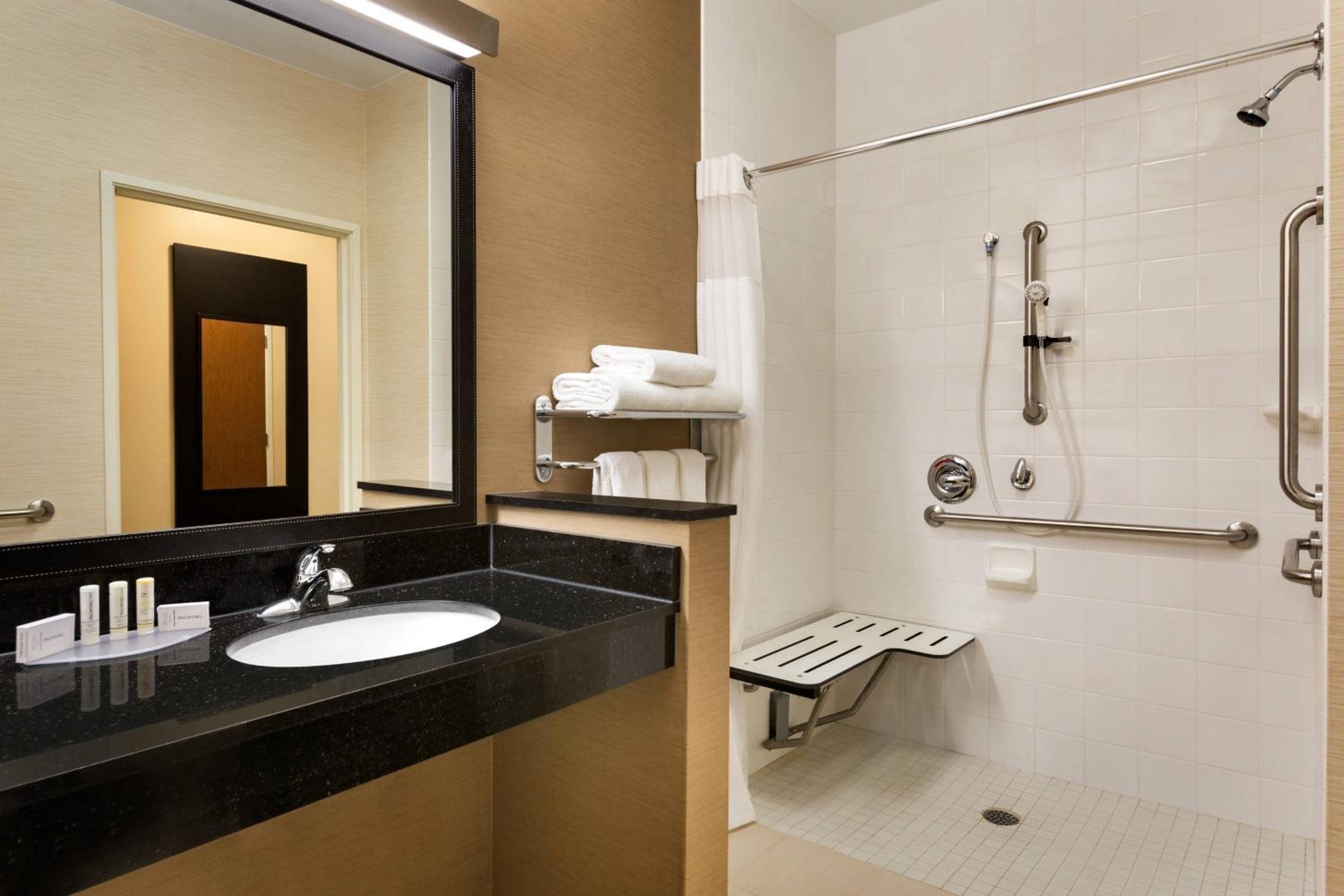 King Room with Bathtub and Sofa Bed - Mobility Access - Photo 5