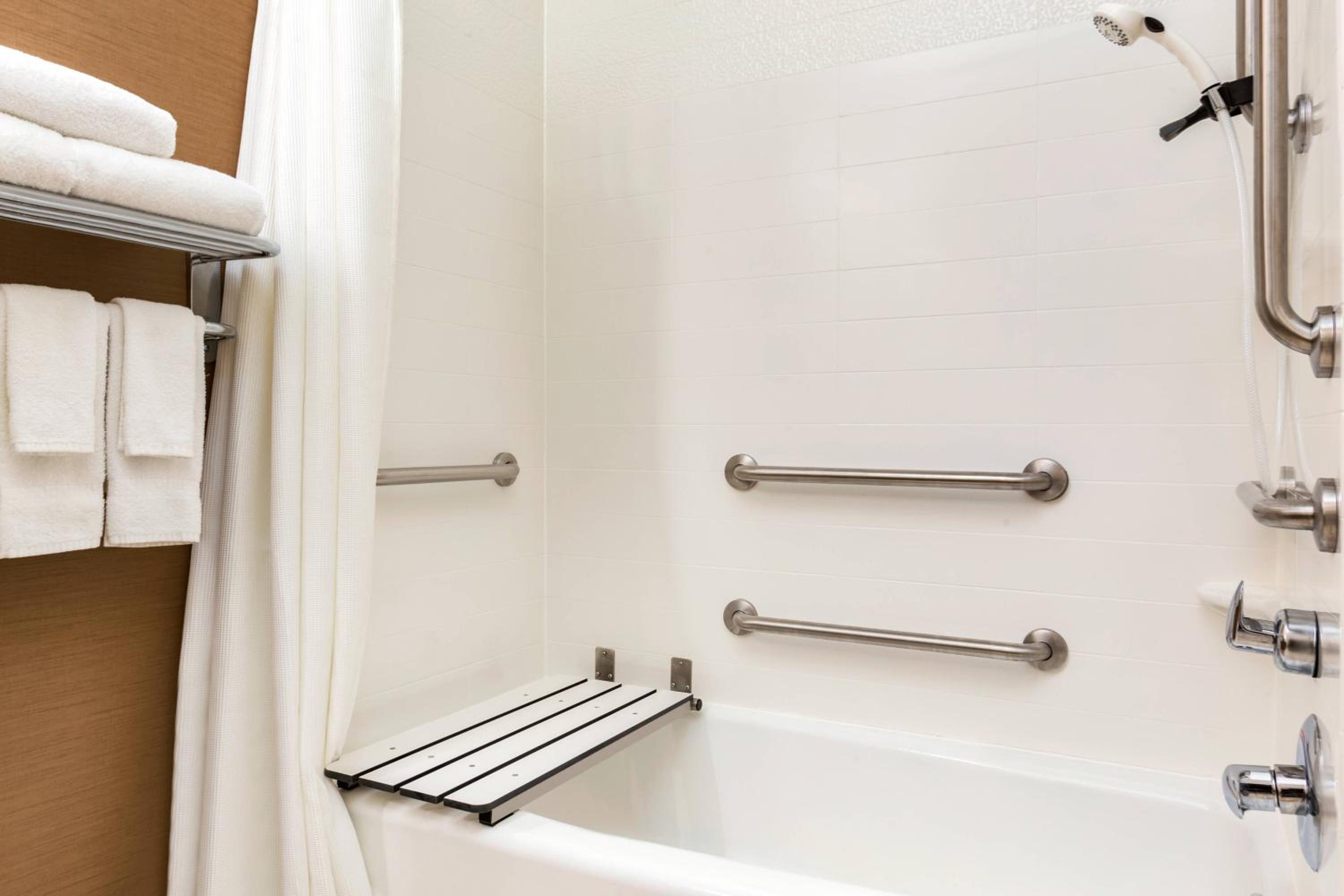 King Room with Bathtub and Sofa Bed - Mobility Access - Photo 6