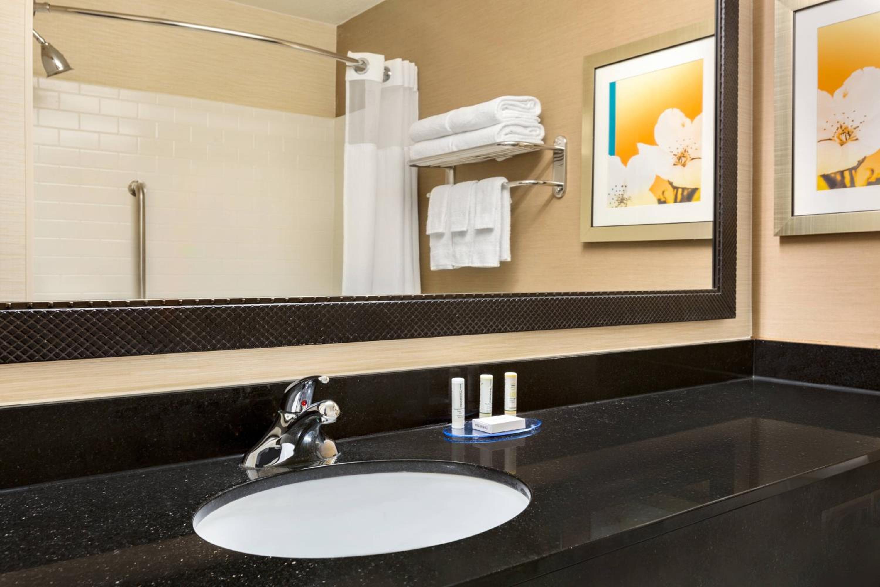 King Room with Bathtub and Sofa Bed - Mobility Access - Photo 7