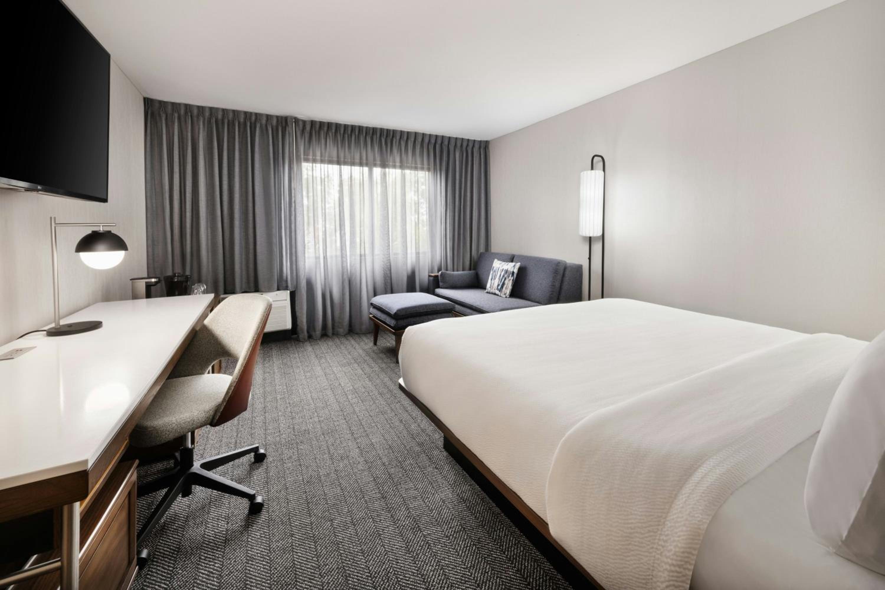 King Room with Bathtub and Sofa Bed - Mobility Access/Hearing Accessible - Photo 1