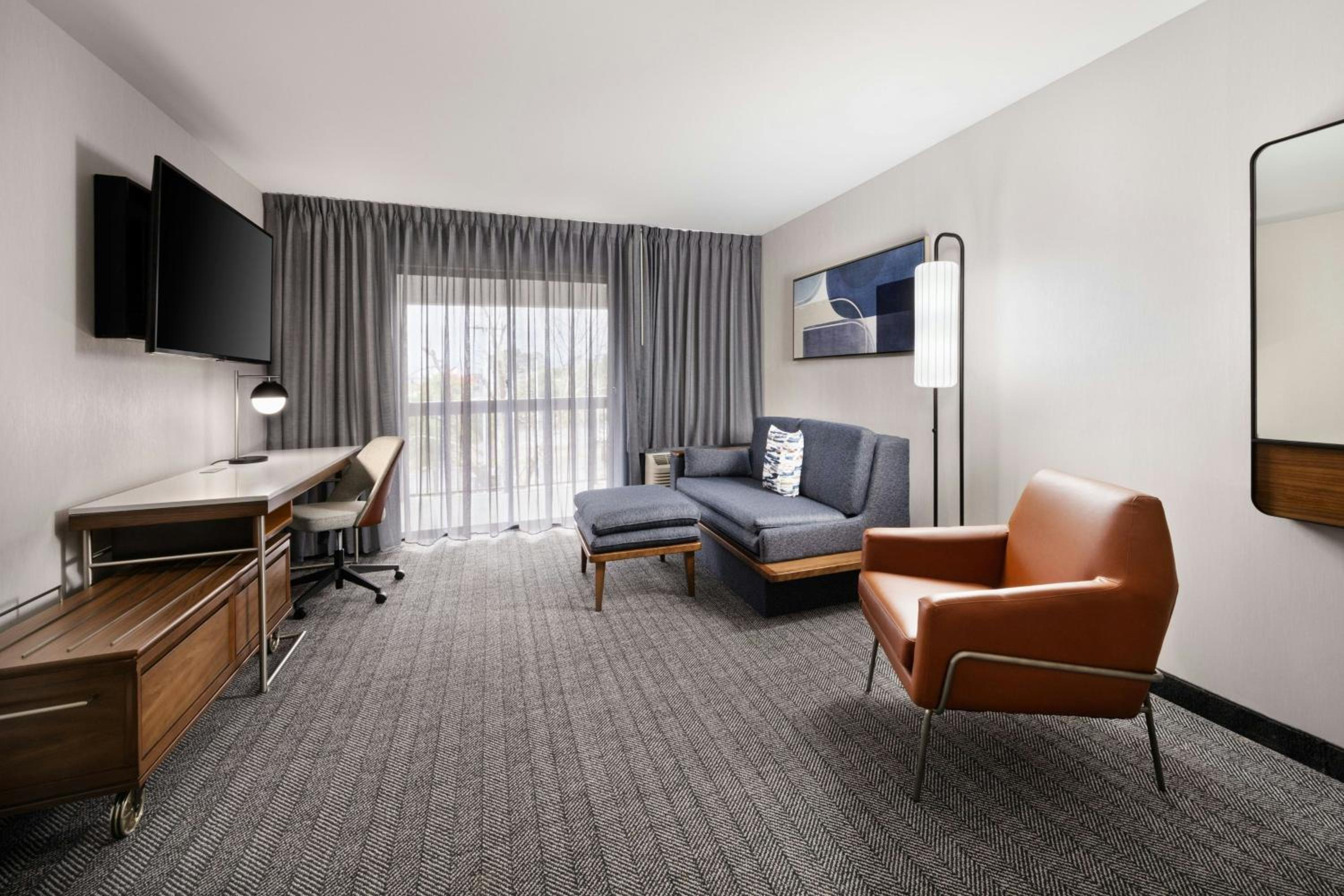 One-Bedroom King Suite with Bathtub and Sofa Bed - Mobility Access/Hearing Accessible - Photo 1