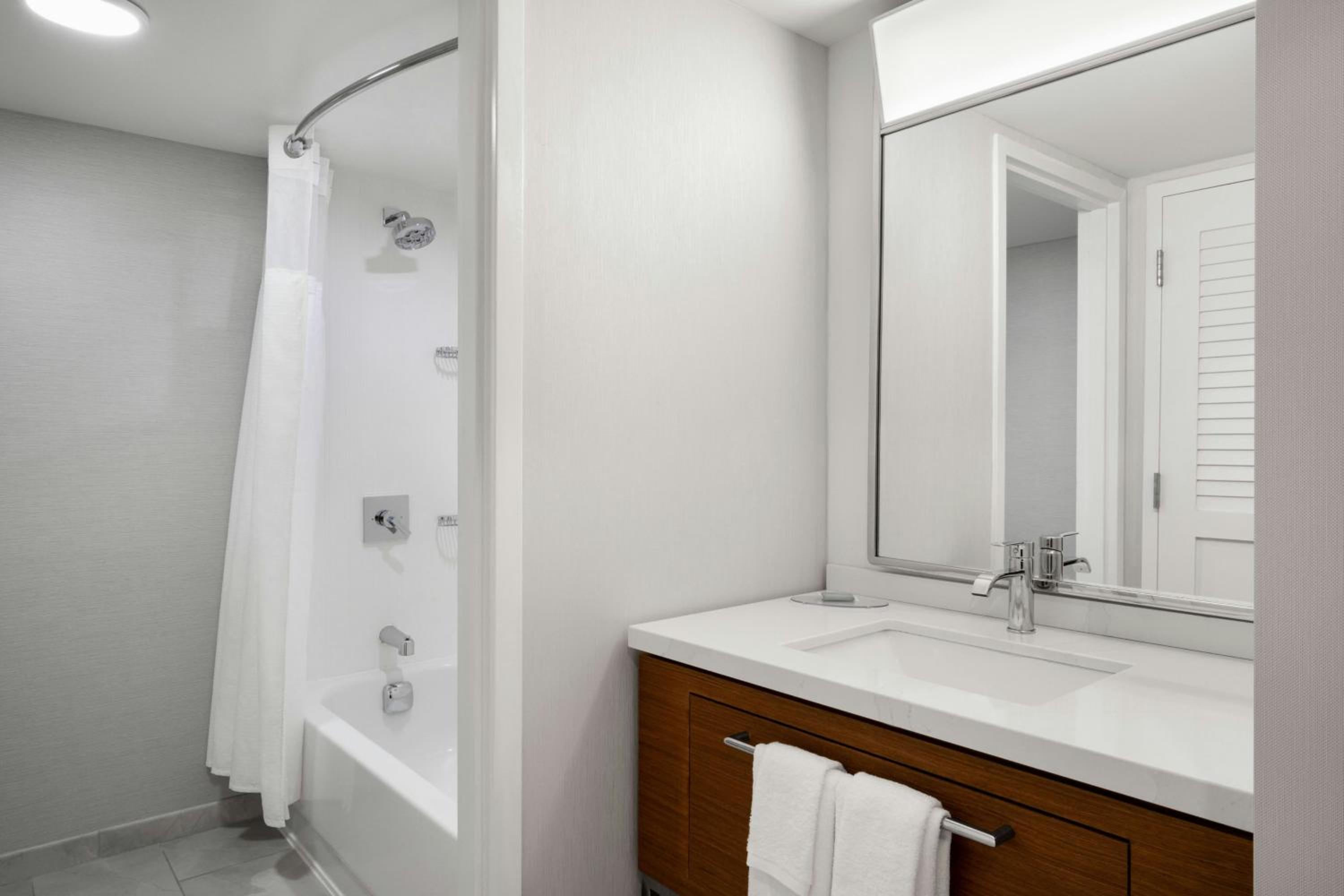 King Room with Bathtub and Sofa Bed - Mobility Access/Hearing Accessible - Photo 2