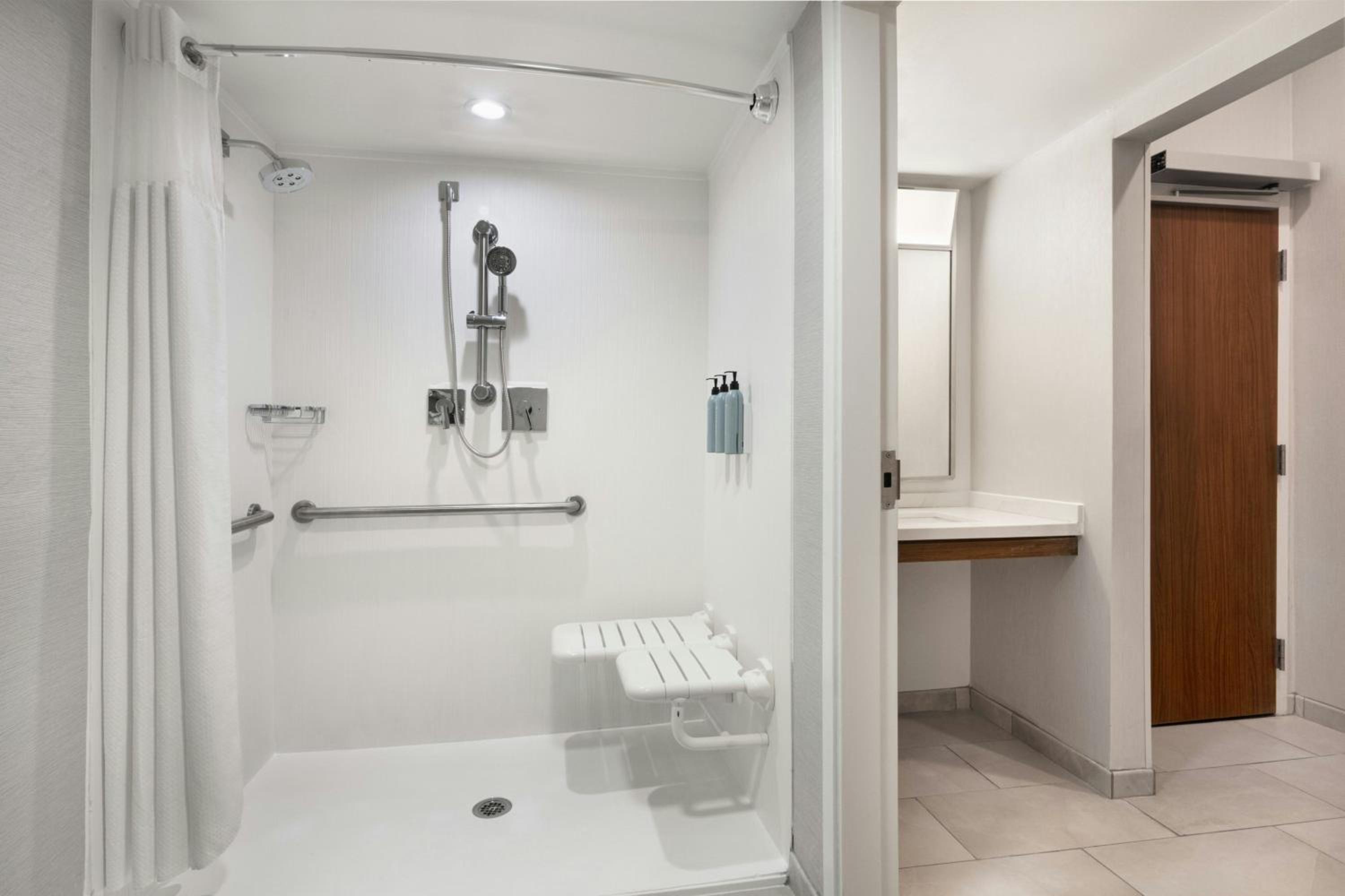 King Room with Bathtub and Sofa Bed - Mobility Access/Hearing Accessible - Photo 4