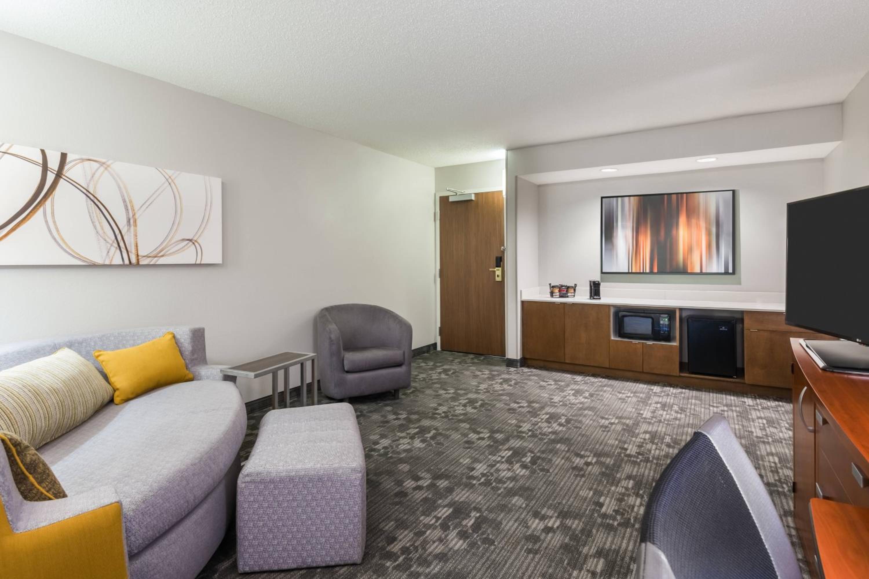 One-Bedroom King Suite with Bathtub and Sofa Bed - Mobility Access/Hearing Accessible - Photo 3