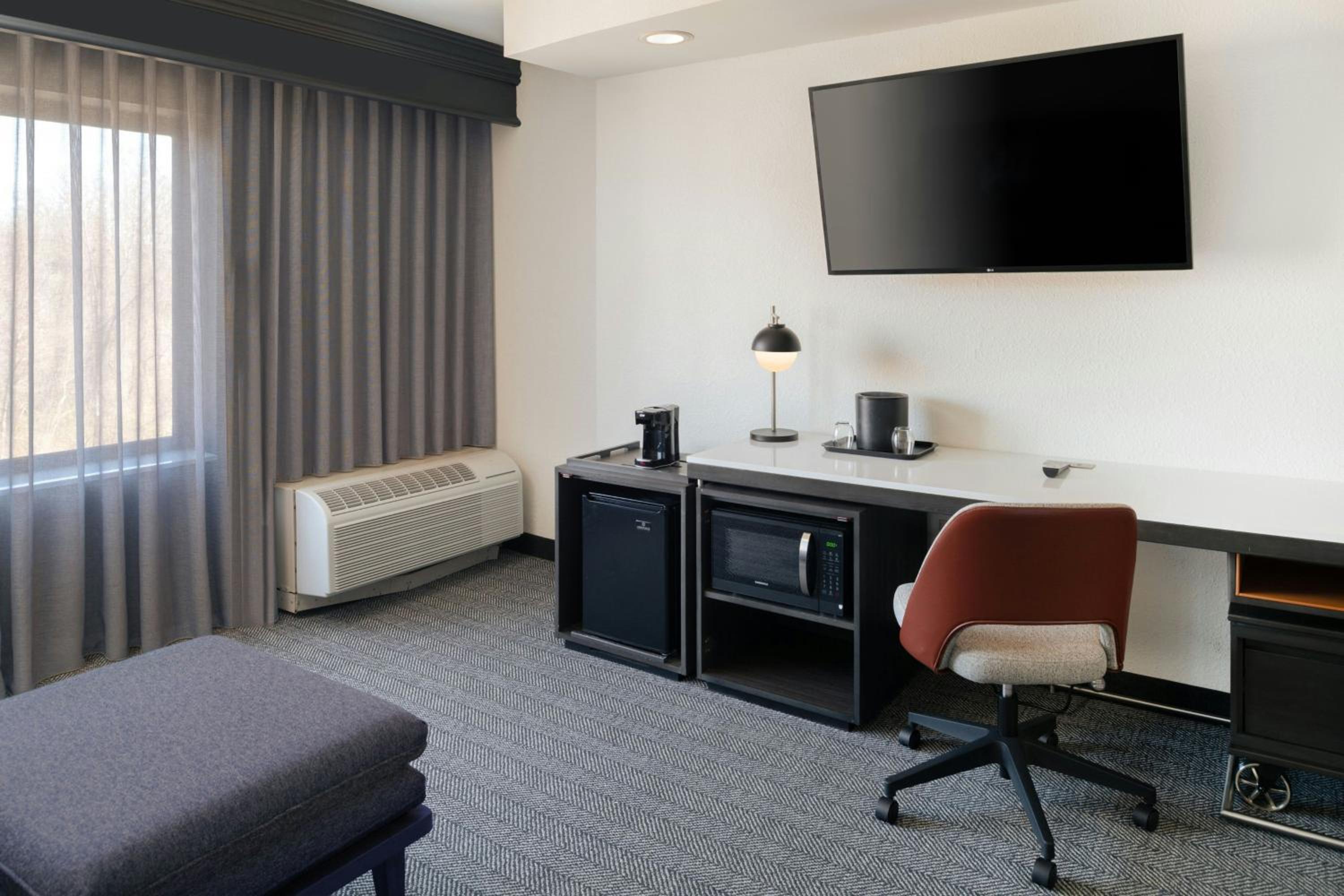 King Room with Sofa Bed - Hearing Accessible - Photo 4