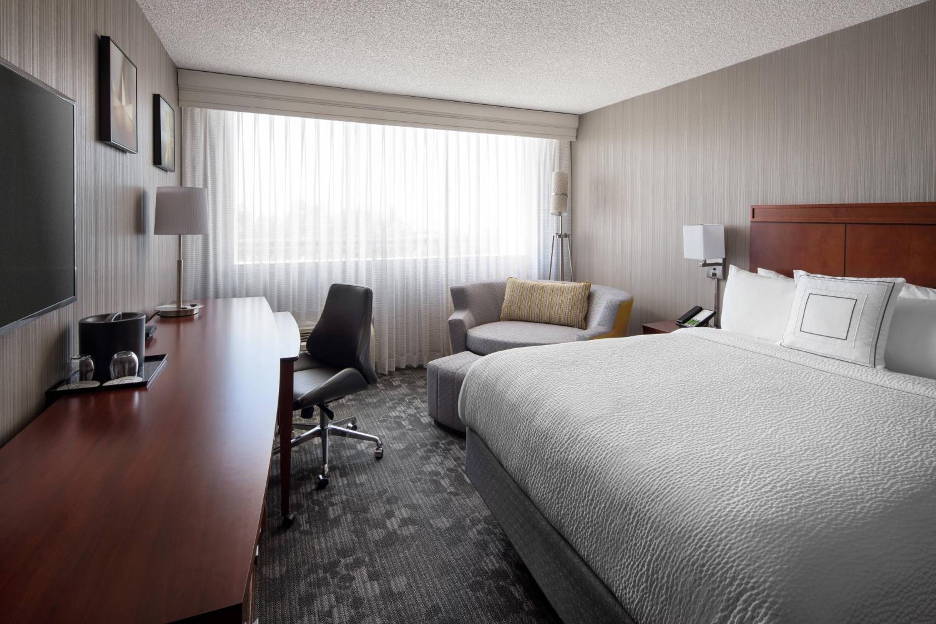 Newly Renovated, Guest room, 1 Queen (Mobility Accessible w/ Tub) photo 1