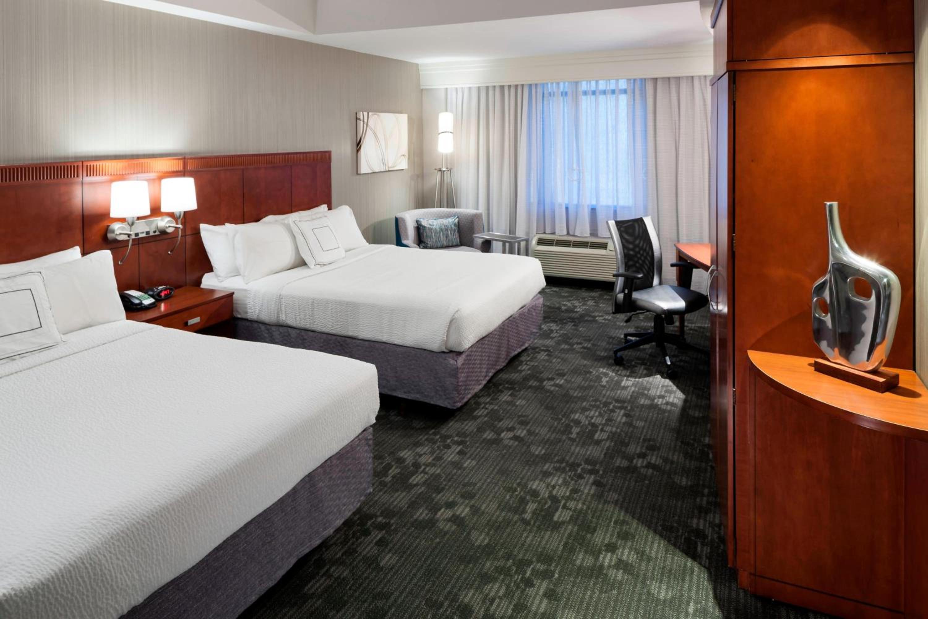 Queen Room with Two Queen Beds - Hearing Accessible