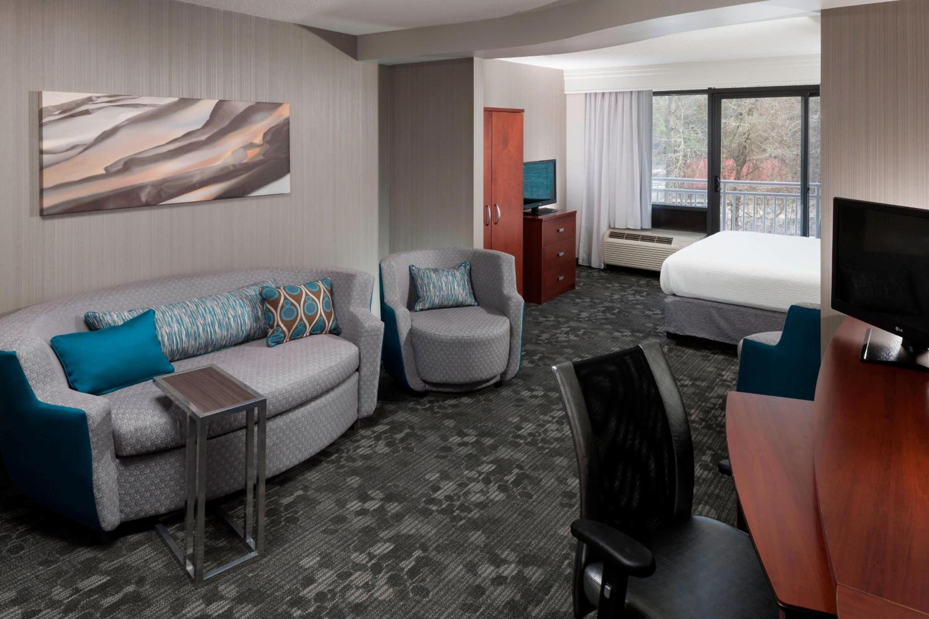 Deluxe King Room with Sofa Bed photo 2