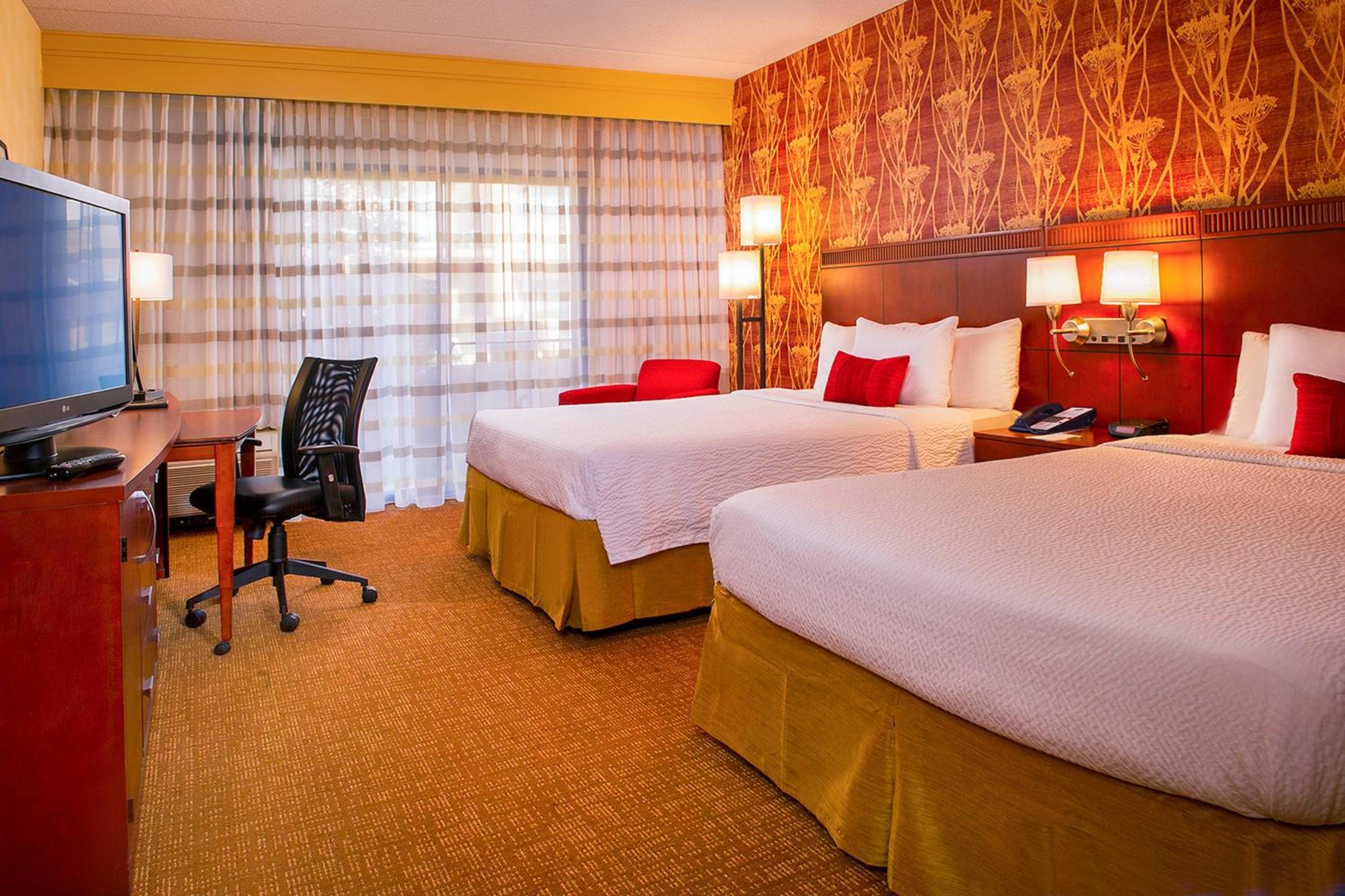 Standard Queen Room - Mobility/Hearing Accessible with Tub photo 1