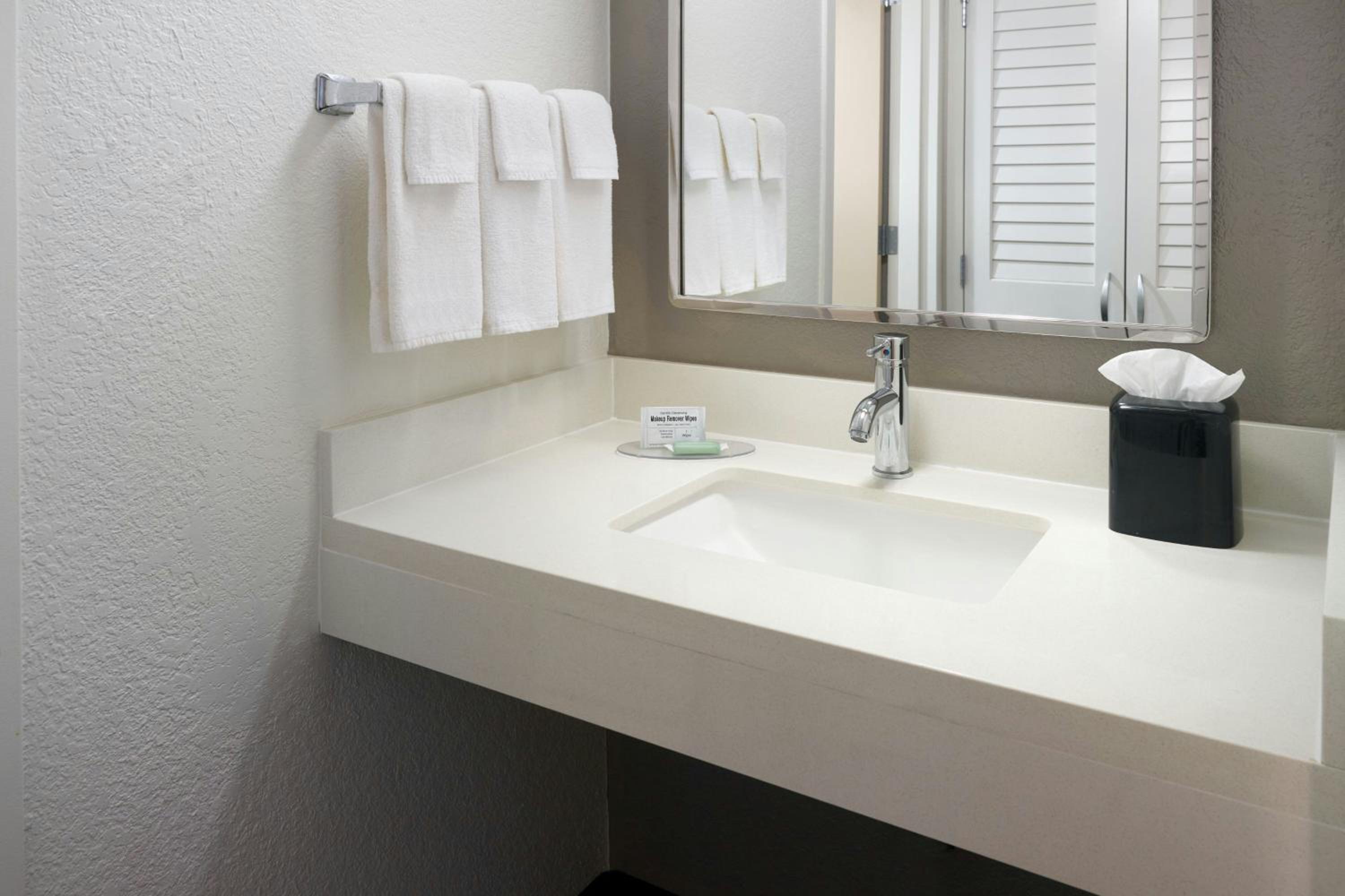 Queen Room with Two Queen Beds - Hearing Accessible - Photo 4