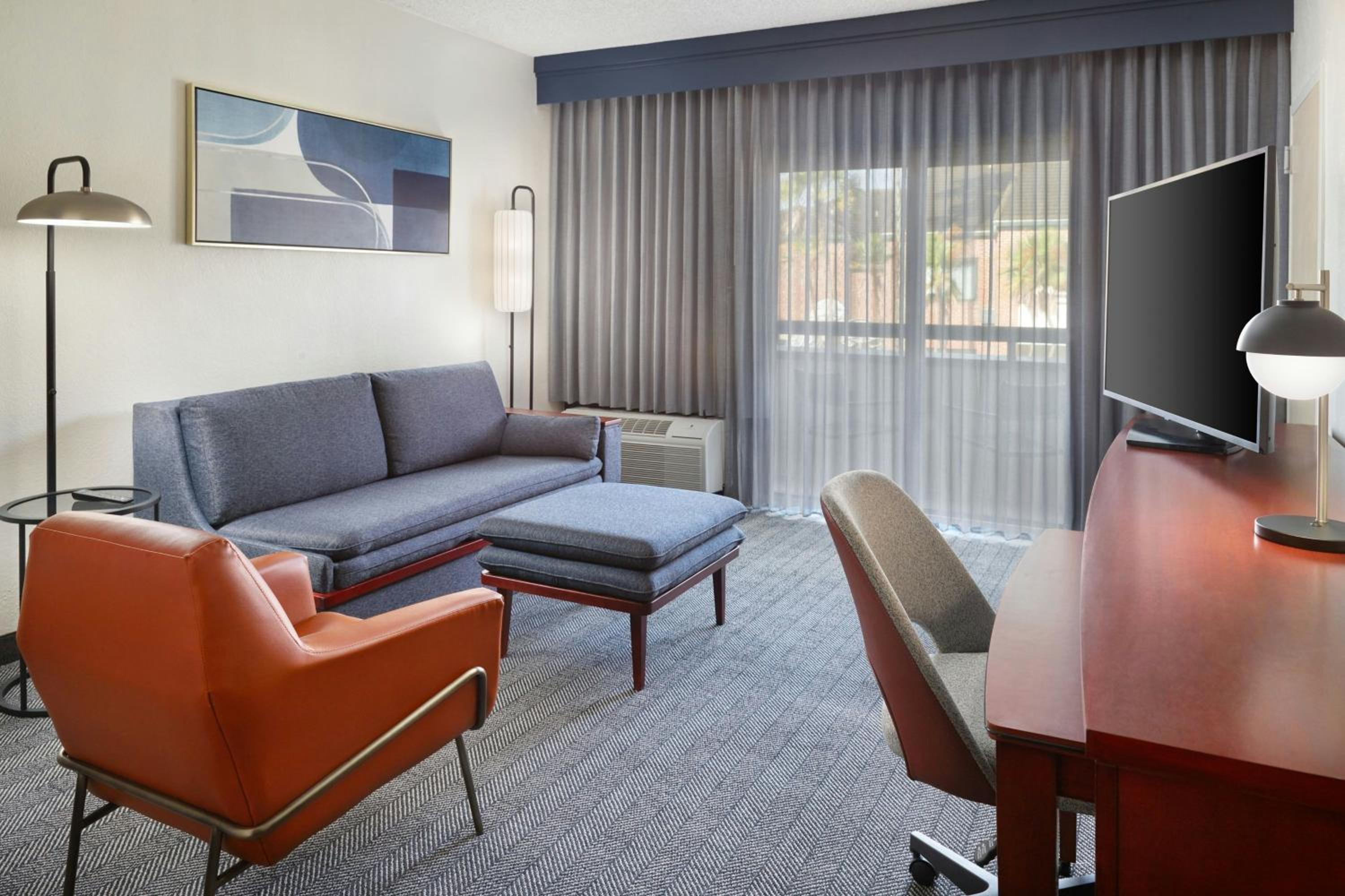 King Suite with Sofa Bed and Transfer Shower – Mobility Accessible