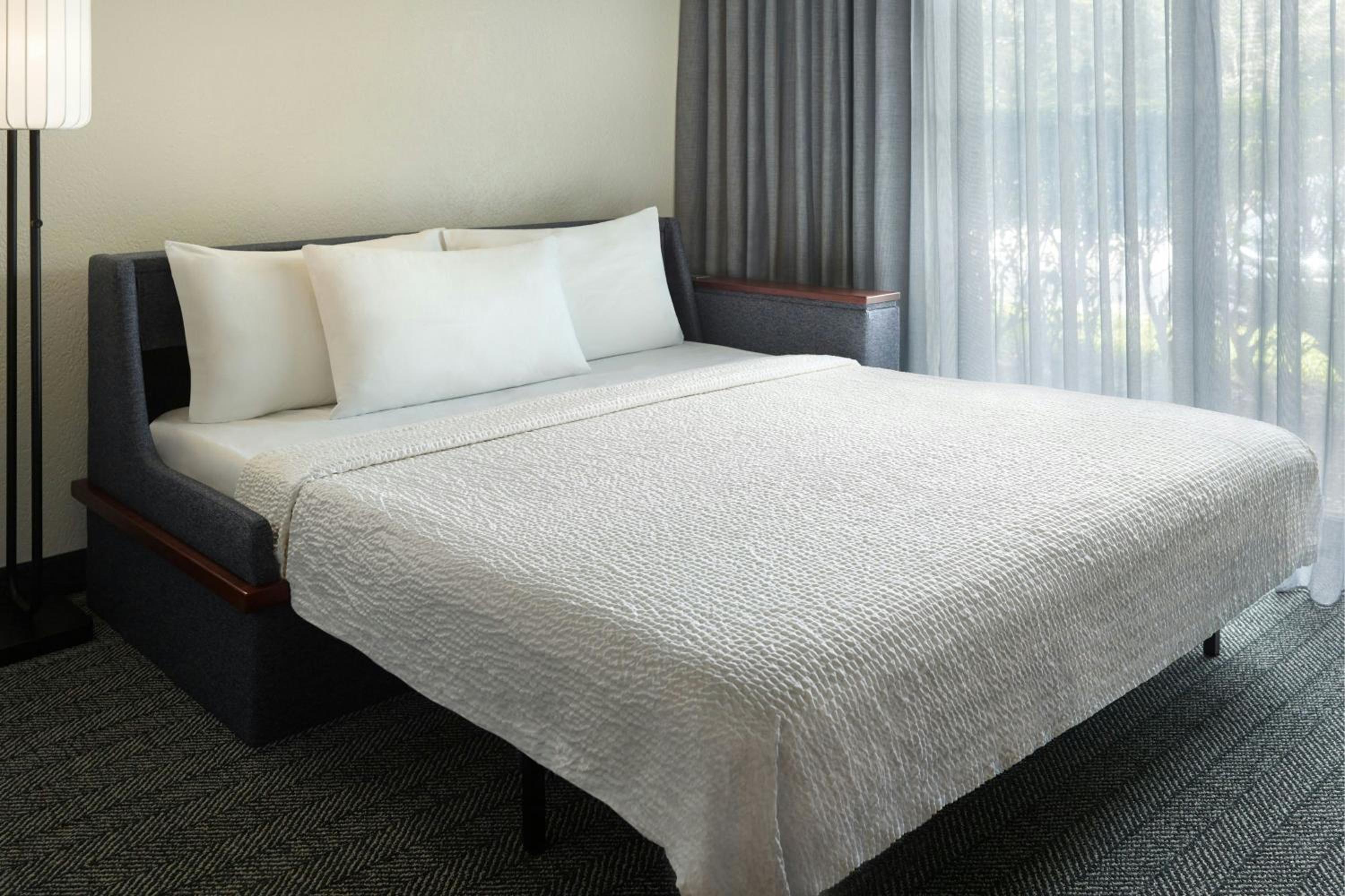 King Room with Sofa Bed - Hearing Accessible photo 3