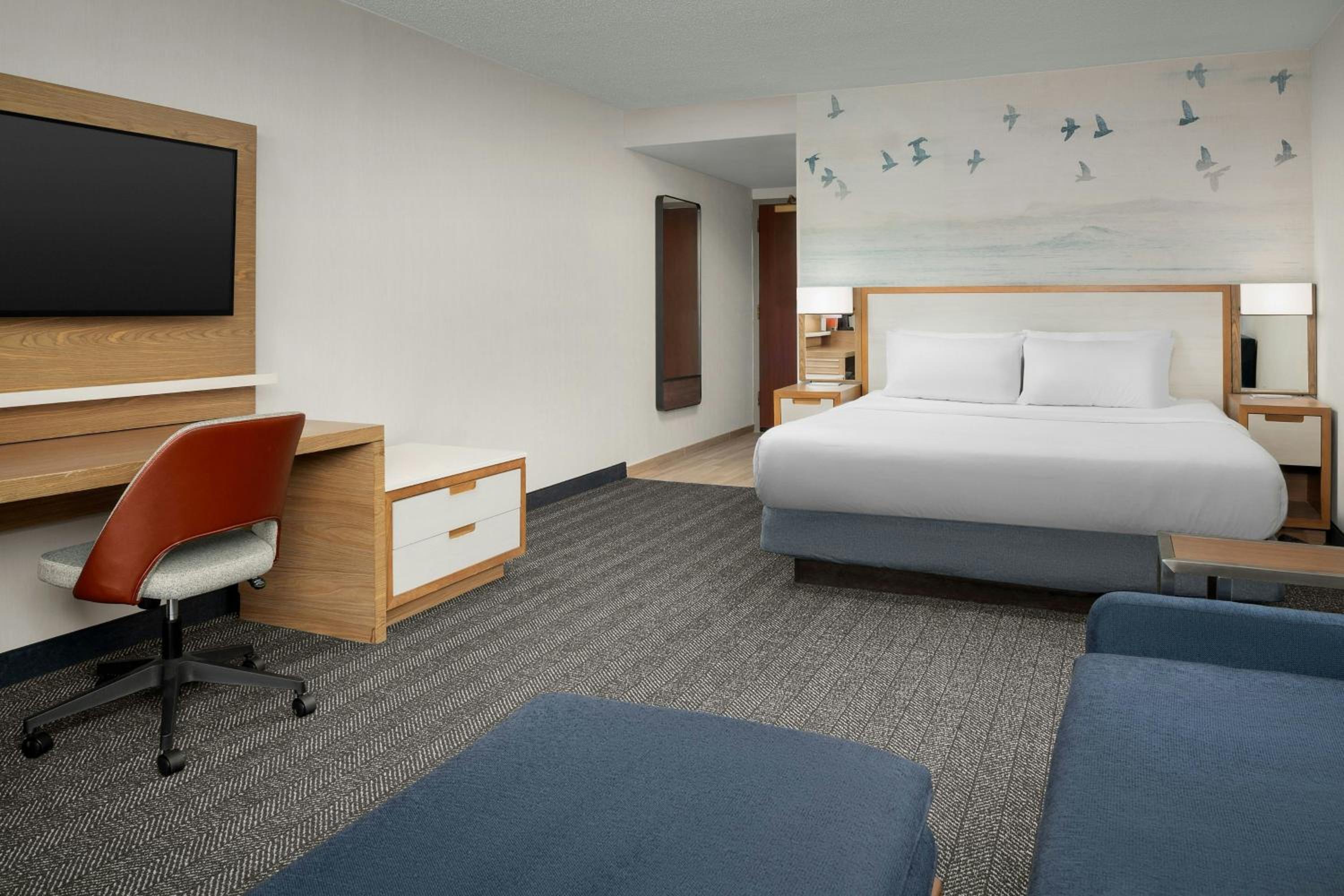 Deluxe King Room with Sofa Bed/Oceanfront/Balcony/Tub - Mobility Accessible - Photo 2