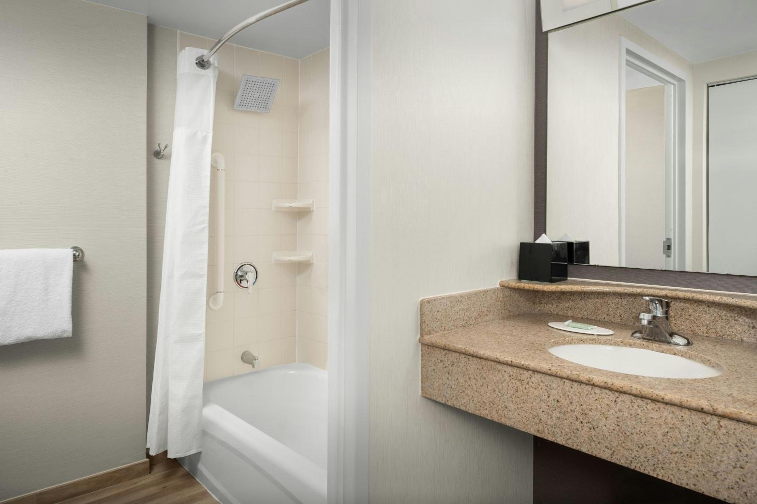 Queen Room with Two Queen Rooms and Ocean View - High floor - Photo 7