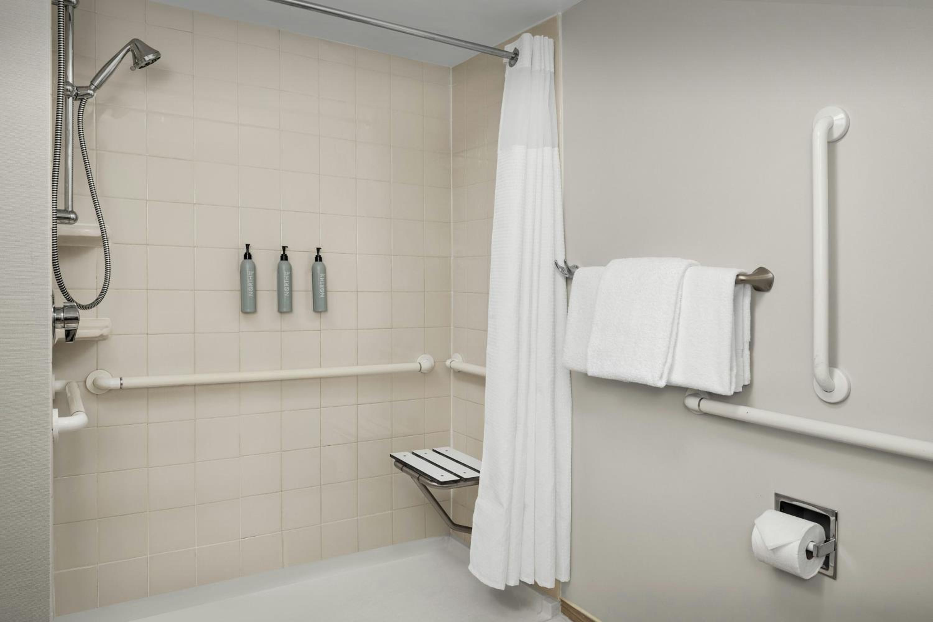 Deluxe King Room with Sofa Bed/Oceanfront/Balcony/Tub - Mobility Accessible - Photo 8